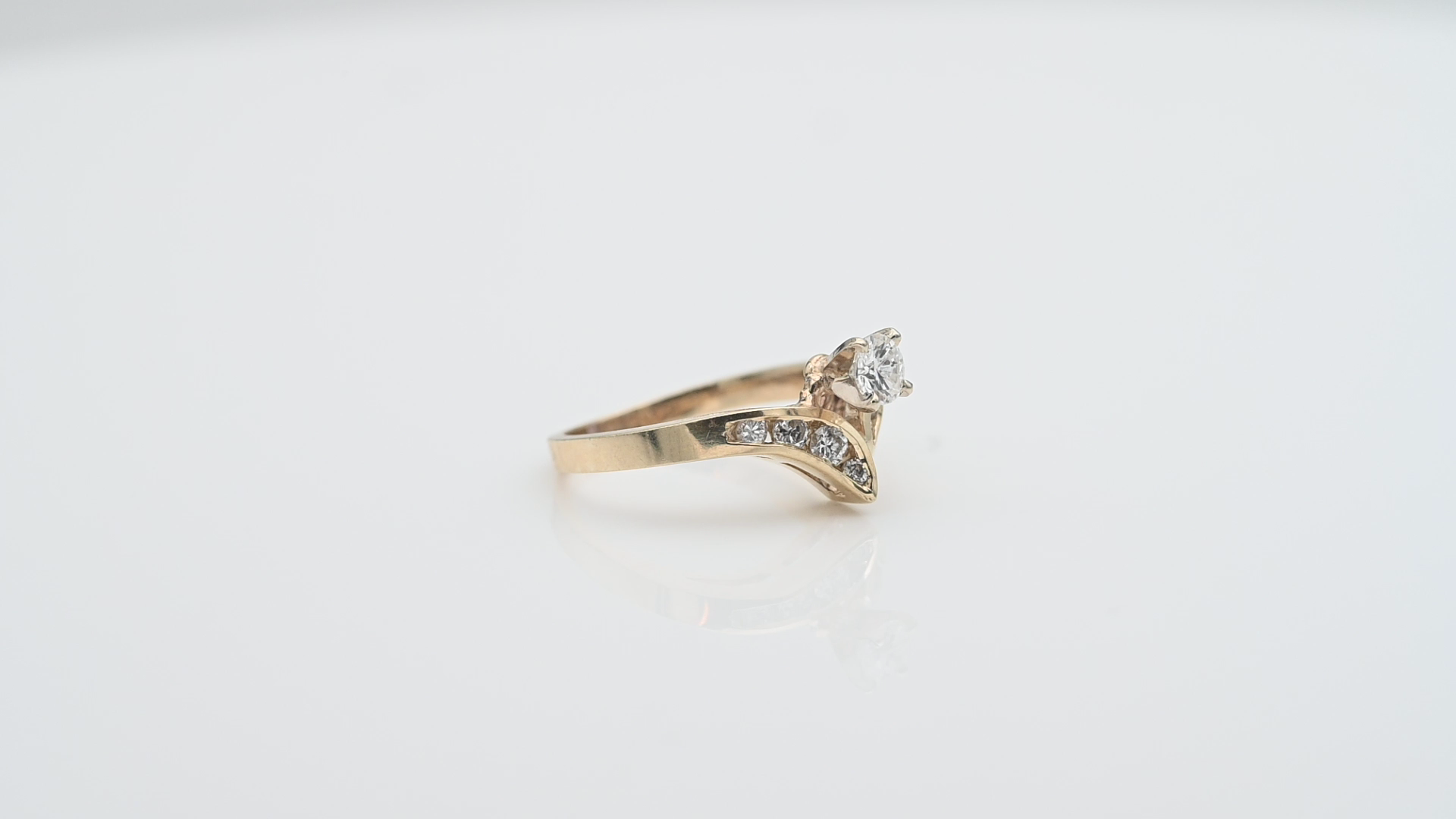 טבעת וינטג' V משובצת יהלומים - מק"ט 34049, זהב 14K