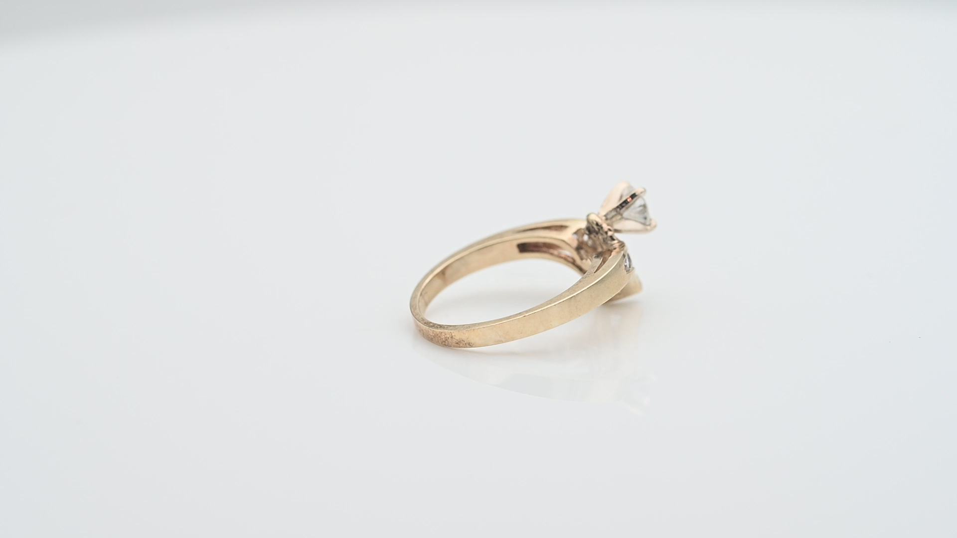 טבעת וינטג' V משובצת יהלומים - מק"ט 34049, זהב 14K