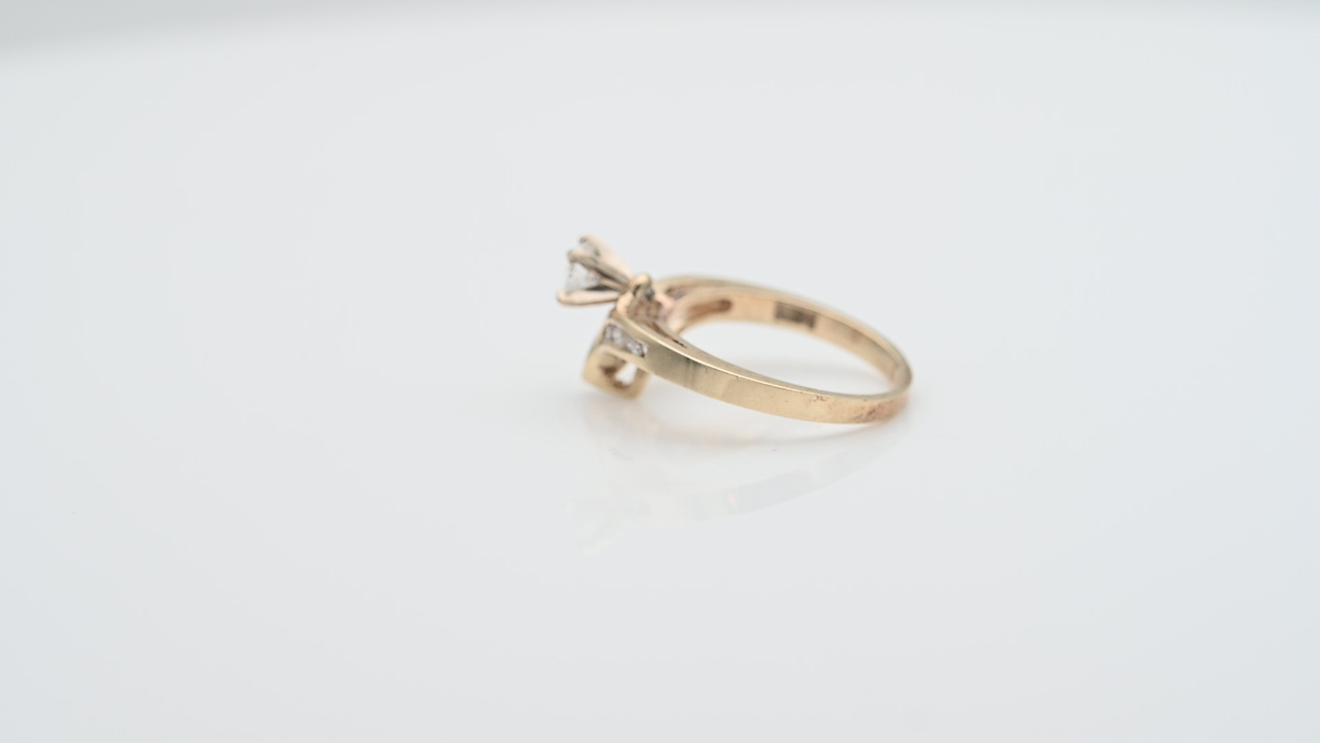 טבעת וינטג' V משובצת יהלומים - מק"ט 34049, זהב 14K