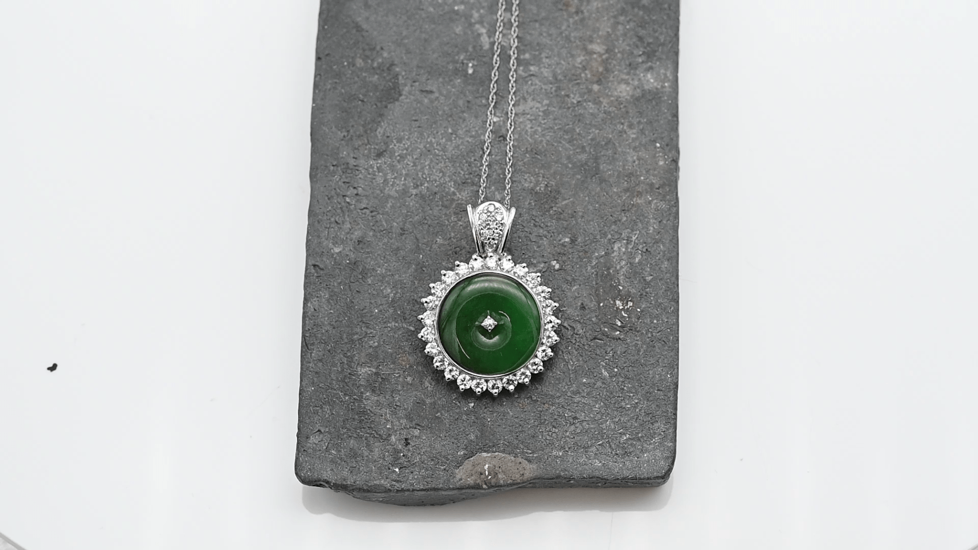 תליון זהב  בשיבוץ ג'ייד ויהלומים מספר 4297