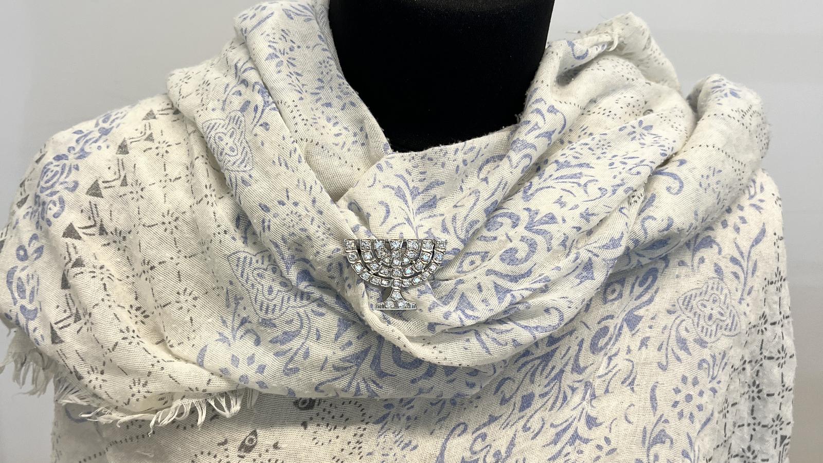 תליון וינטאג מנורה משובץ יהלומים במידות 3.8 על 2.0 ס"מ, זהב 14K - מק"ט 50192