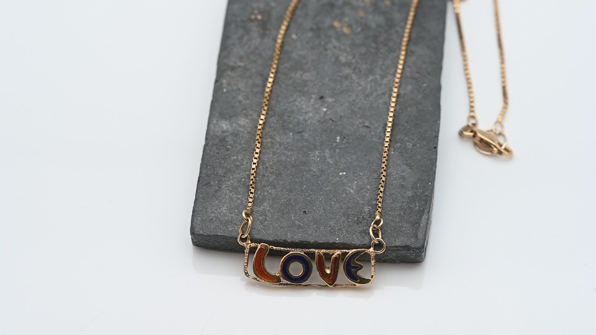 תליון וינטאג עם כיתוב אמייל LOVE, זהב 18K, תליון כולל שרשרת קוביות איטלקית - מק"ט 50243