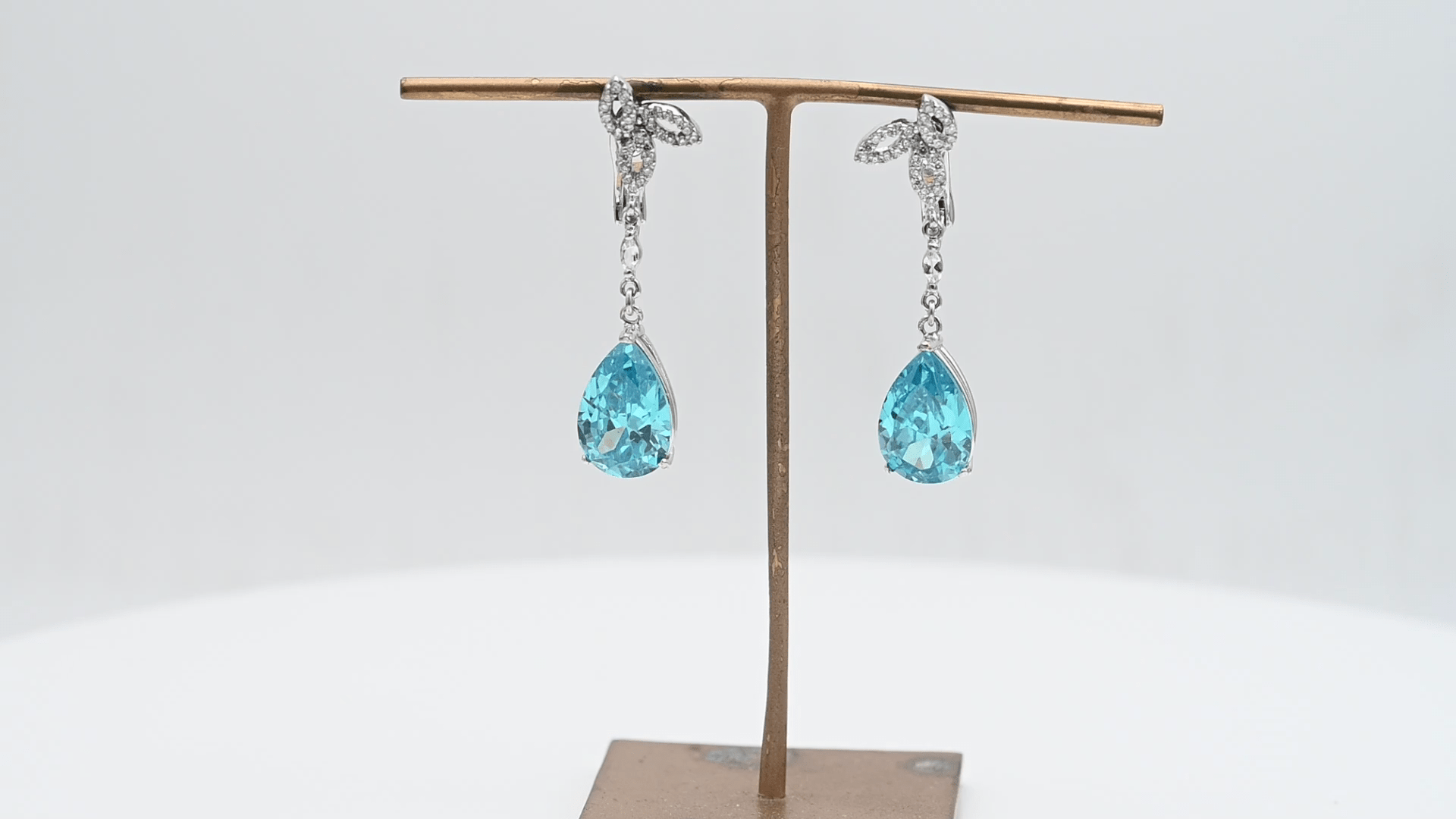 עגילי וינטאג משובצים בלו טופז ויהלומים, זהב 14K - מק"ט 50316