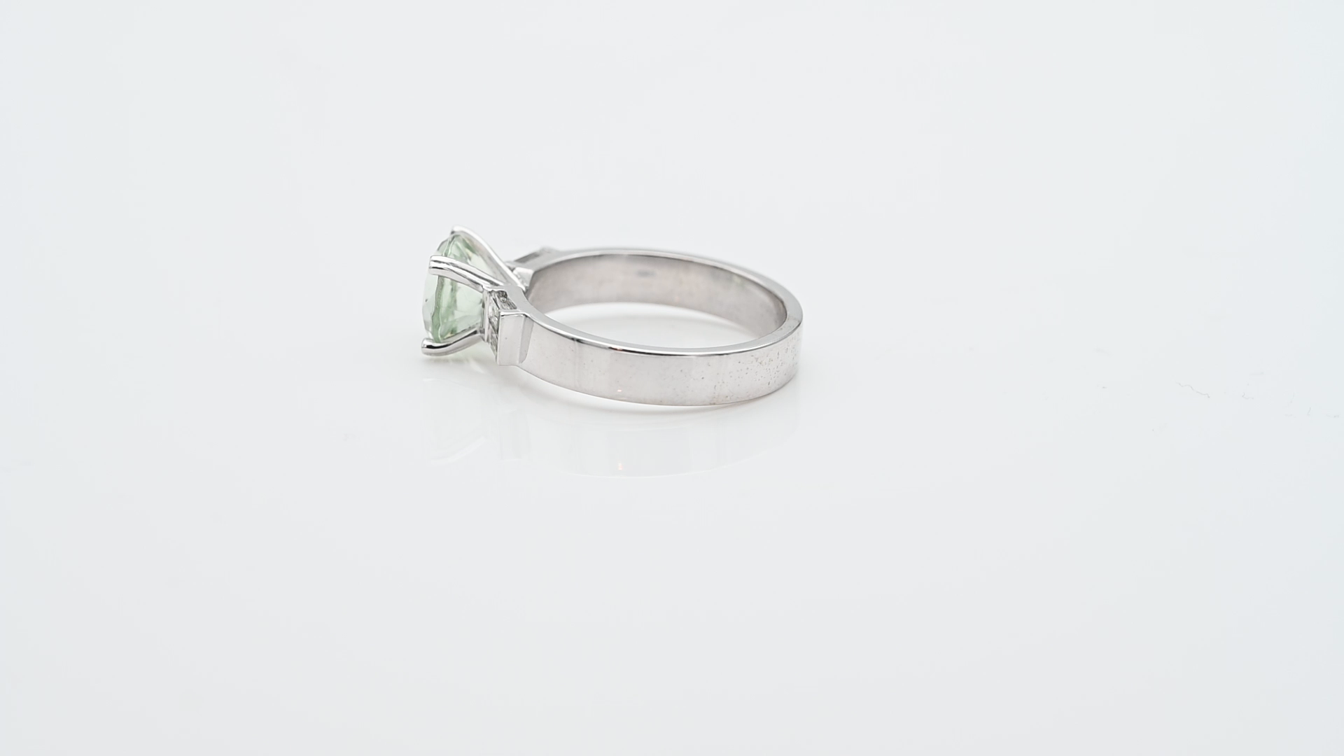 טבעת סוליטר משובצת אמטיסט ירוק ויהלומים בחיתוך באגט, עם עיטור לב אמייל אדום - מק"ט 50674, זהב 14K