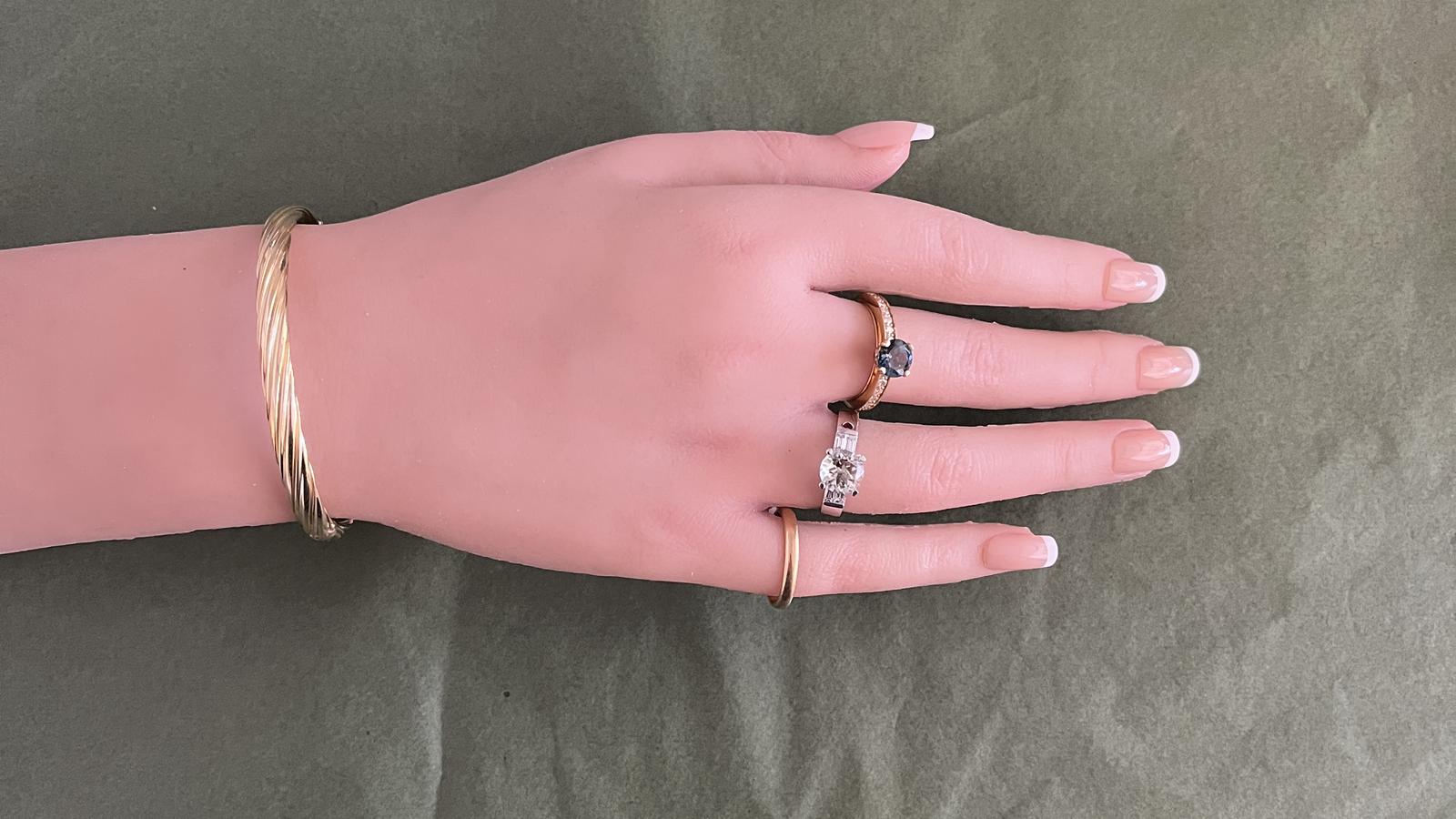 טבעת סוליטר משובצת אמטיסט ירוק ויהלומים בחיתוך באגט, עם עיטור לב אמייל אדום - מק"ט 50674, זהב 14K