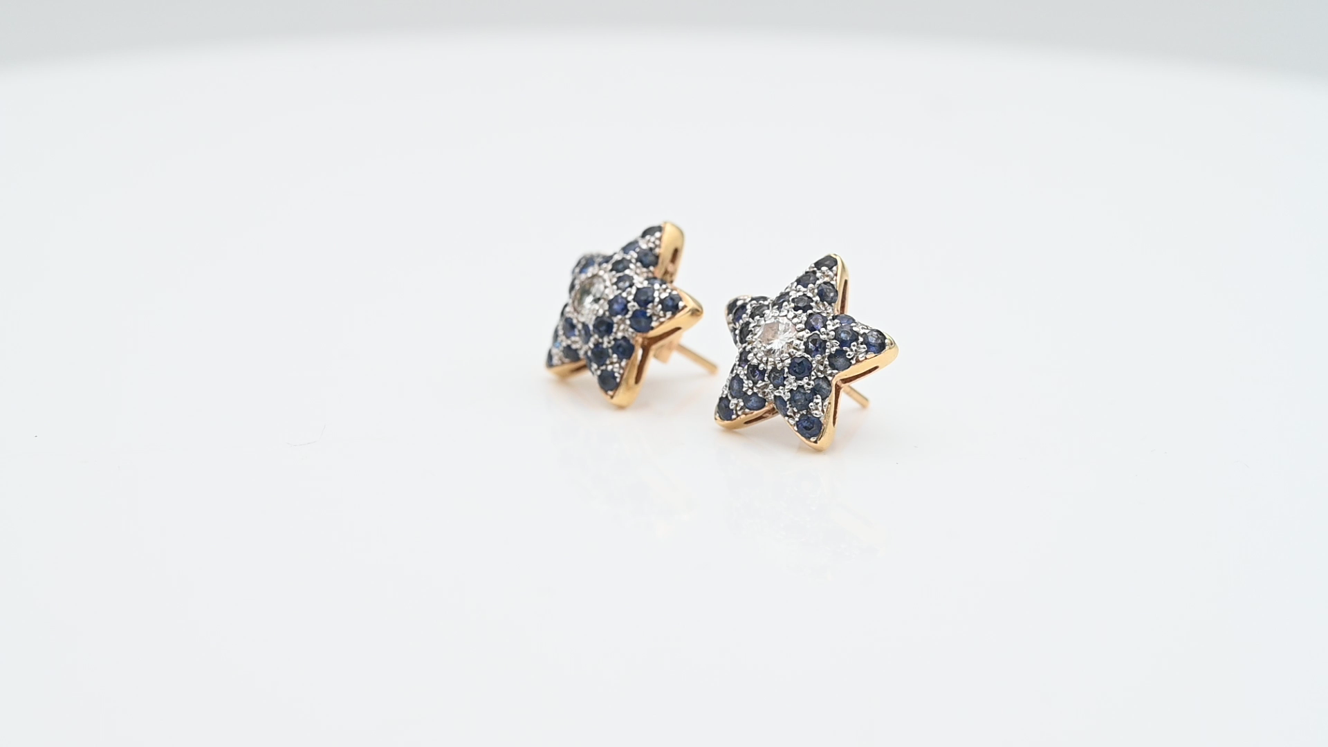 עגילי וינטג' צמודים בקוטר 15 מ"מ משובצים אבני ספיר ויהלומים - מק"ט 50778, זהב 18K