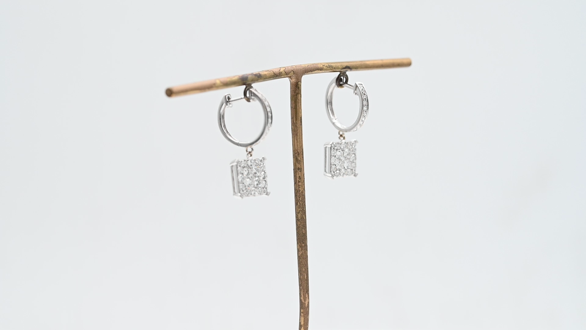 עגילים תלויים משובצים יהלומים - מק"ט 50827, זהב 18K