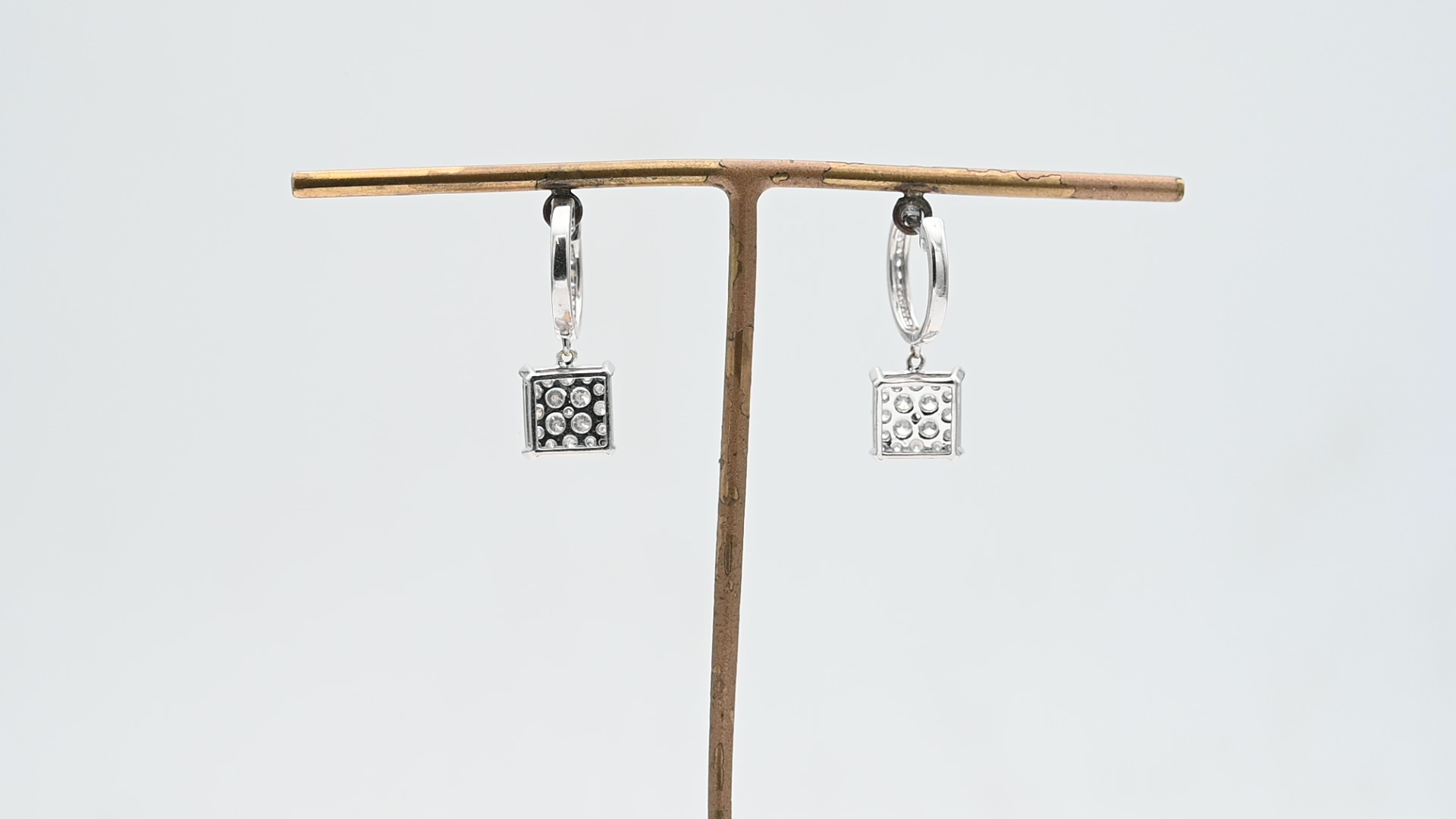 עגילים תלויים משובצים יהלומים - מק"ט 50827, זהב 18K