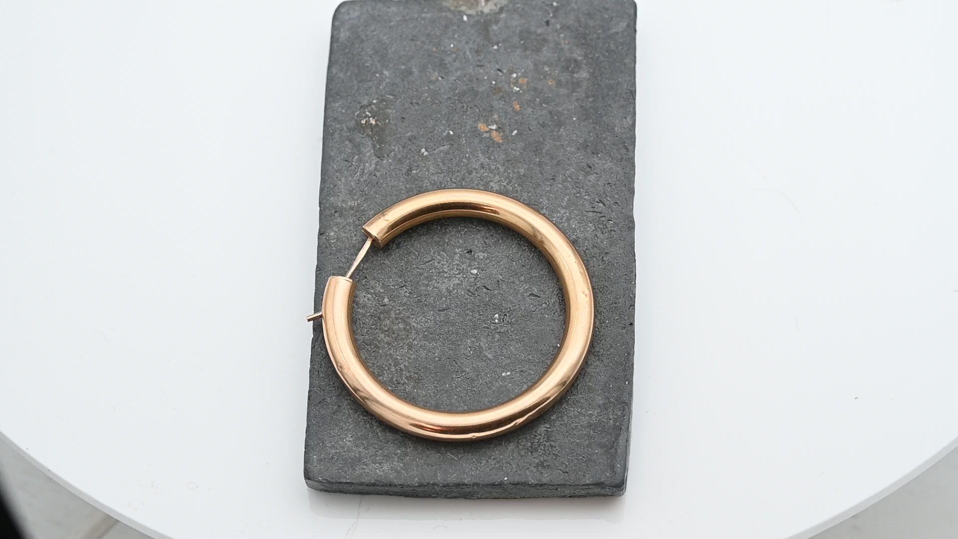 עגיל חישוק בודד, פגמי לחיצה קלים, בקוטר 4.5 ס"מ וברוחב 5 מ"מ - מק"ט 50935, זהב 14K