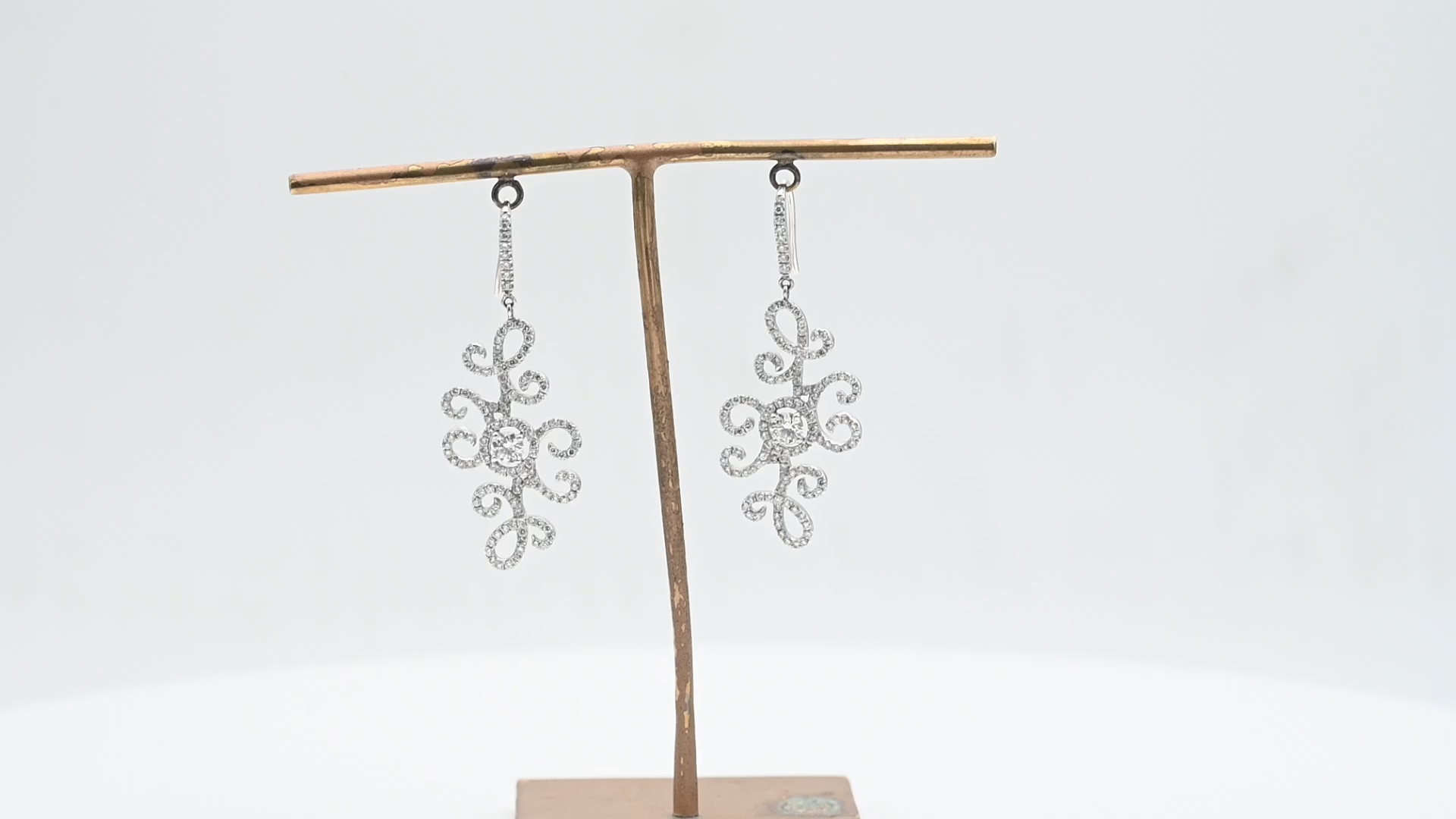 עגילים תלויים משובצים יהלומים - מק"ט 50973, זהב 18K