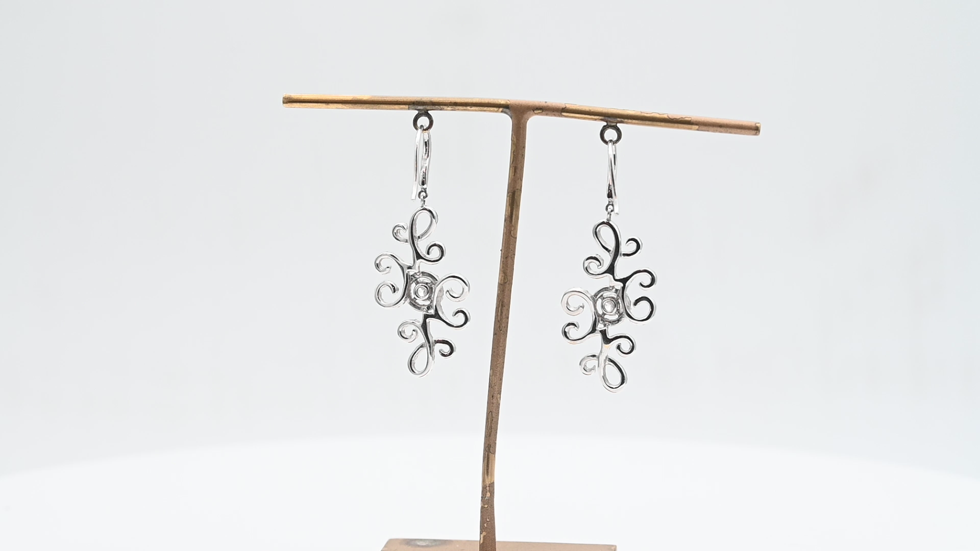 עגילים תלויים משובצים יהלומים - מק"ט 50973, זהב 18K