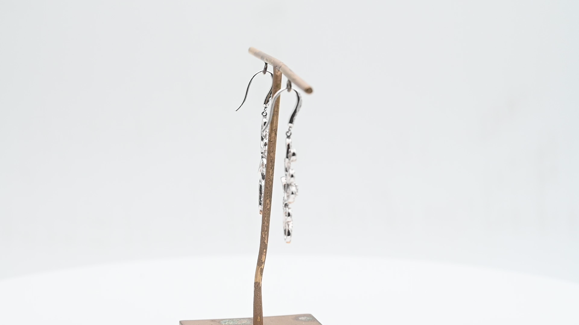 עגילים תלויים משובצים יהלומים - מק"ט 50973, זהב 18K