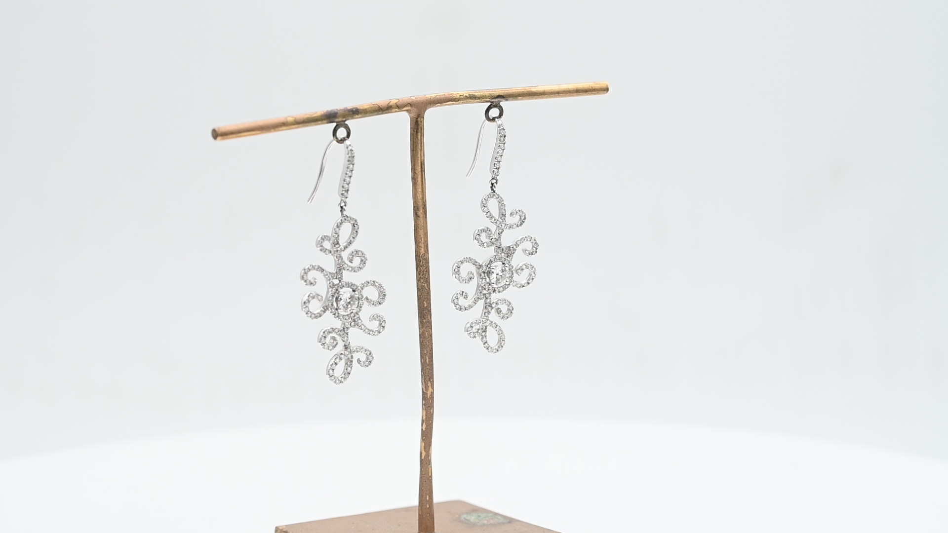 עגילים תלויים משובצים יהלומים - מק"ט 50973, זהב 18K