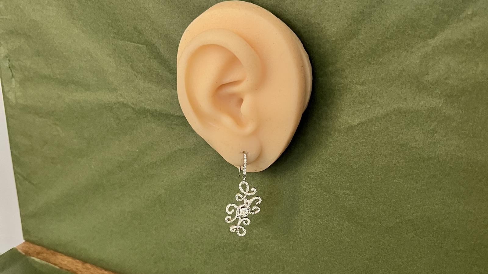 עגילים תלויים משובצים יהלומים - מק"ט 50973, זהב 18K