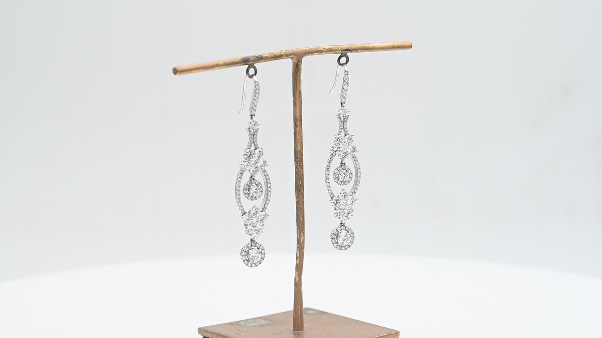 עגילים תלויים משובצים יהלומים - מק"ט 50976, זהב 18K