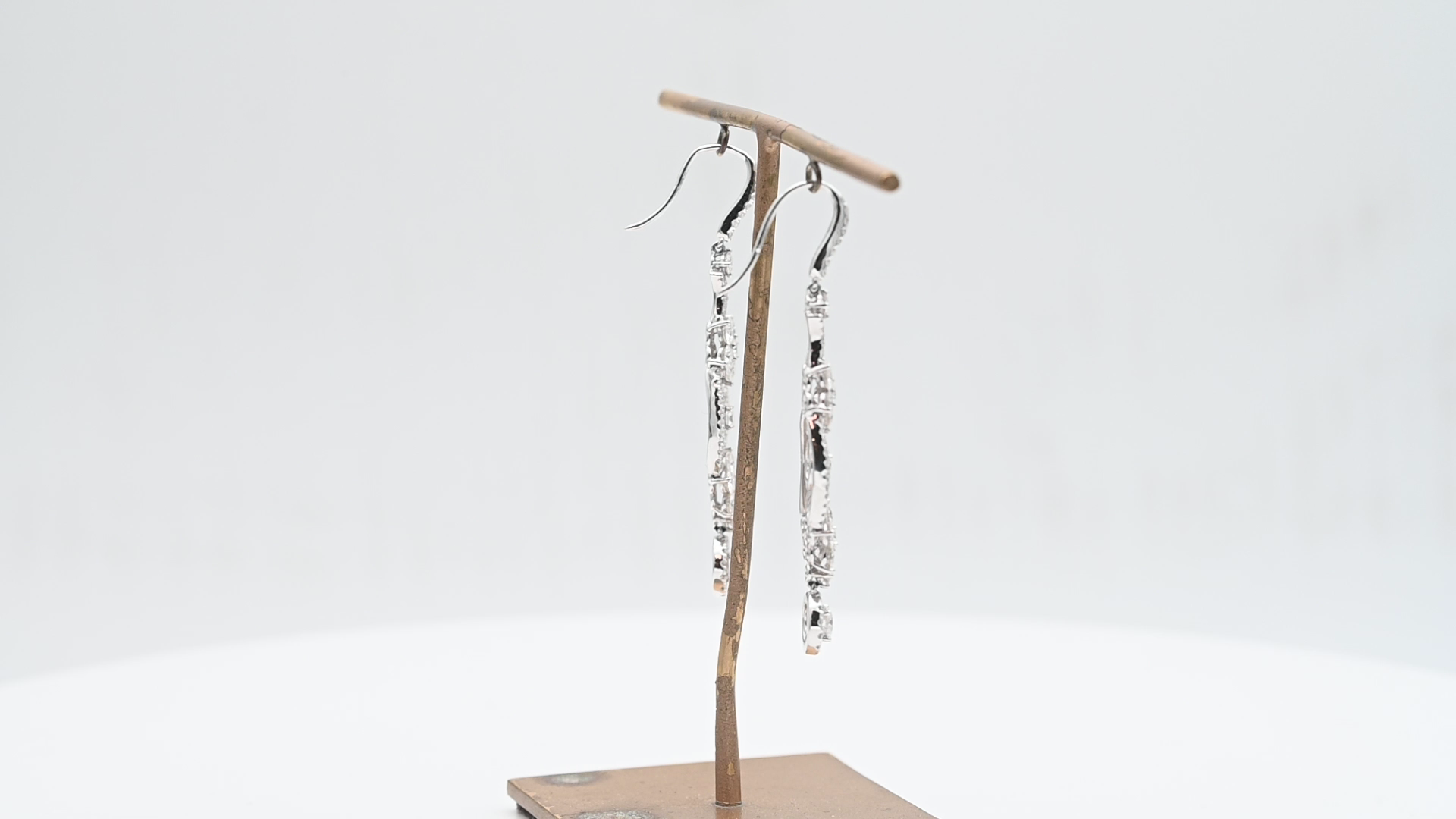 עגילים תלויים משובצים יהלומים - מק"ט 50976, זהב 18K