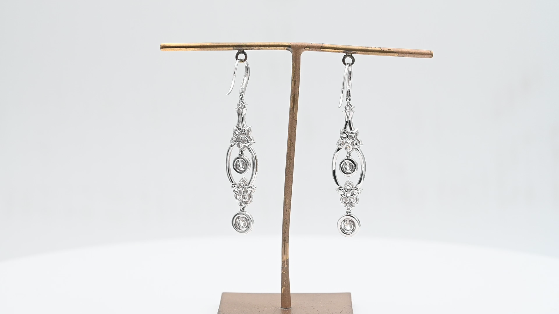 עגילים תלויים משובצים יהלומים - מק"ט 50976, זהב 18K