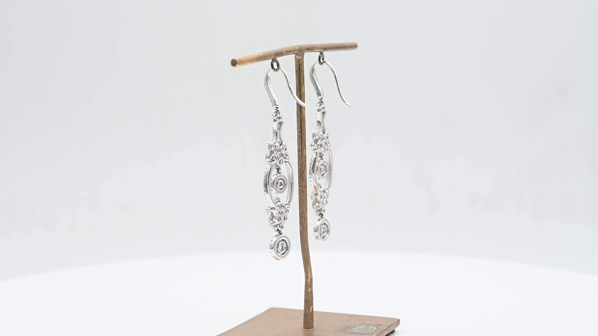 עגילים תלויים משובצים יהלומים - מק"ט 50976, זהב 18K