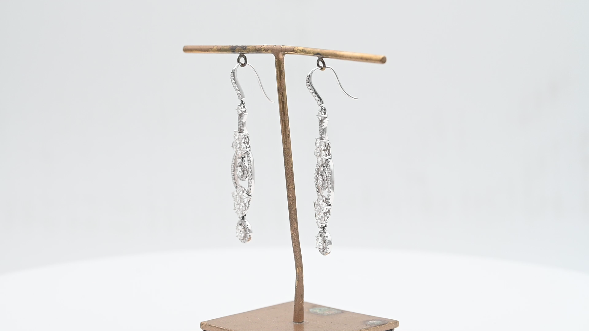 עגילים תלויים משובצים יהלומים - מק"ט 50976, זהב 18K