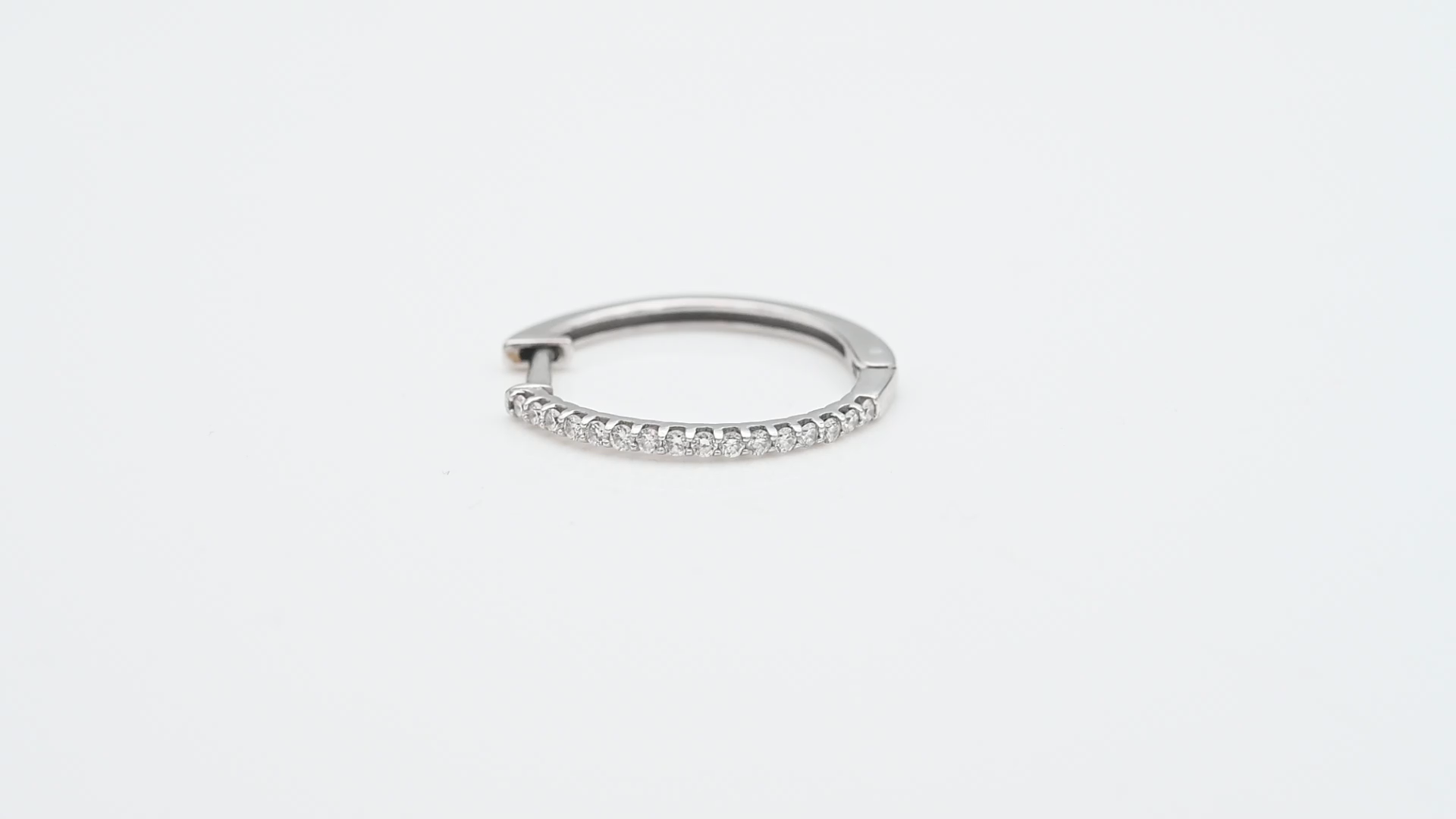 עגיל חישוק בודד בקוטר 2.5 ס"מ - משובץ יהלומים - מק"ט 50998, זהב 14K