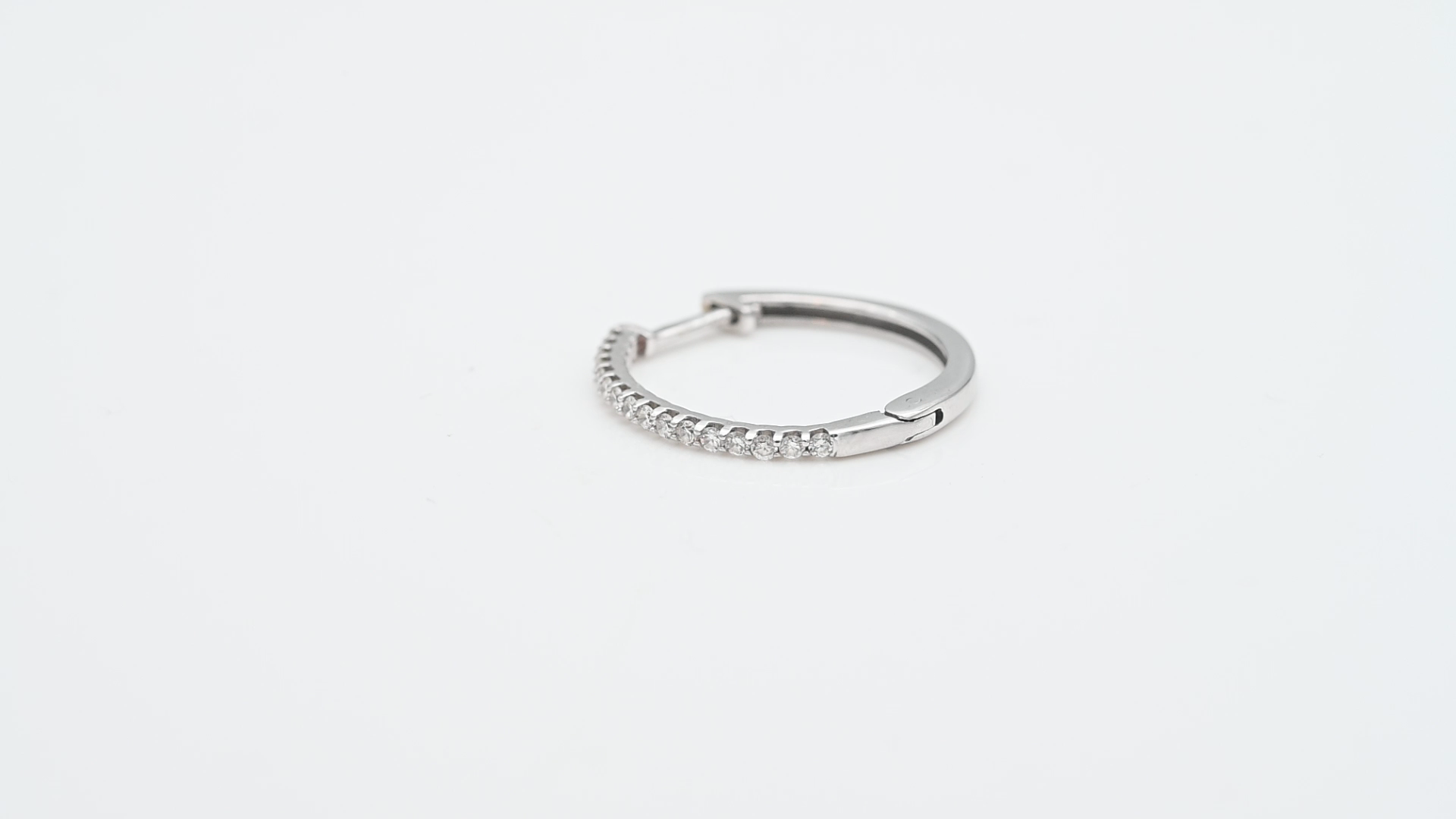 עגיל חישוק בודד בקוטר 2.5 ס"מ - משובץ יהלומים - מק"ט 50998, זהב 14K