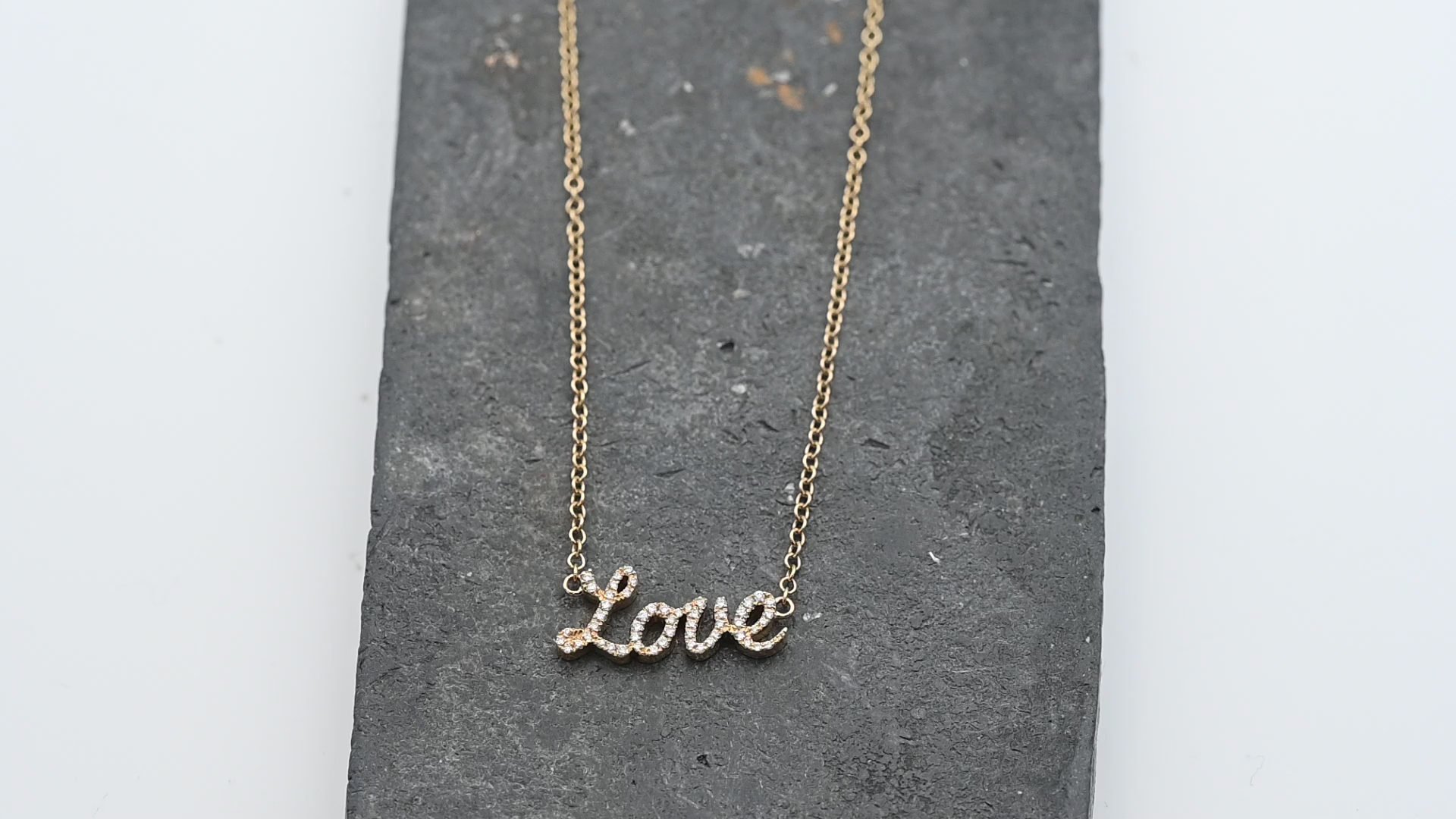 שרשרת איטלקית עדינה עם תליון Love משובץ יהלומים - מק"ט 51051, זהב 18K