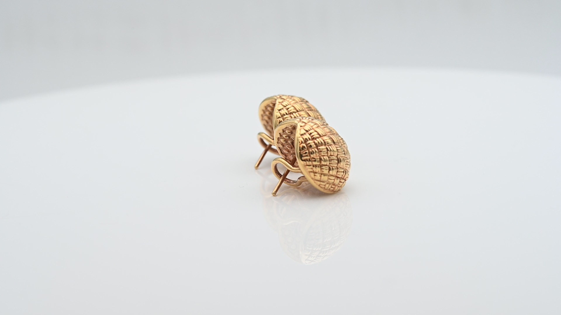 עגילי וינטג' איטלקיים חלולים בדוגמה קלועה  - מק"ט 51078, זהב 18K