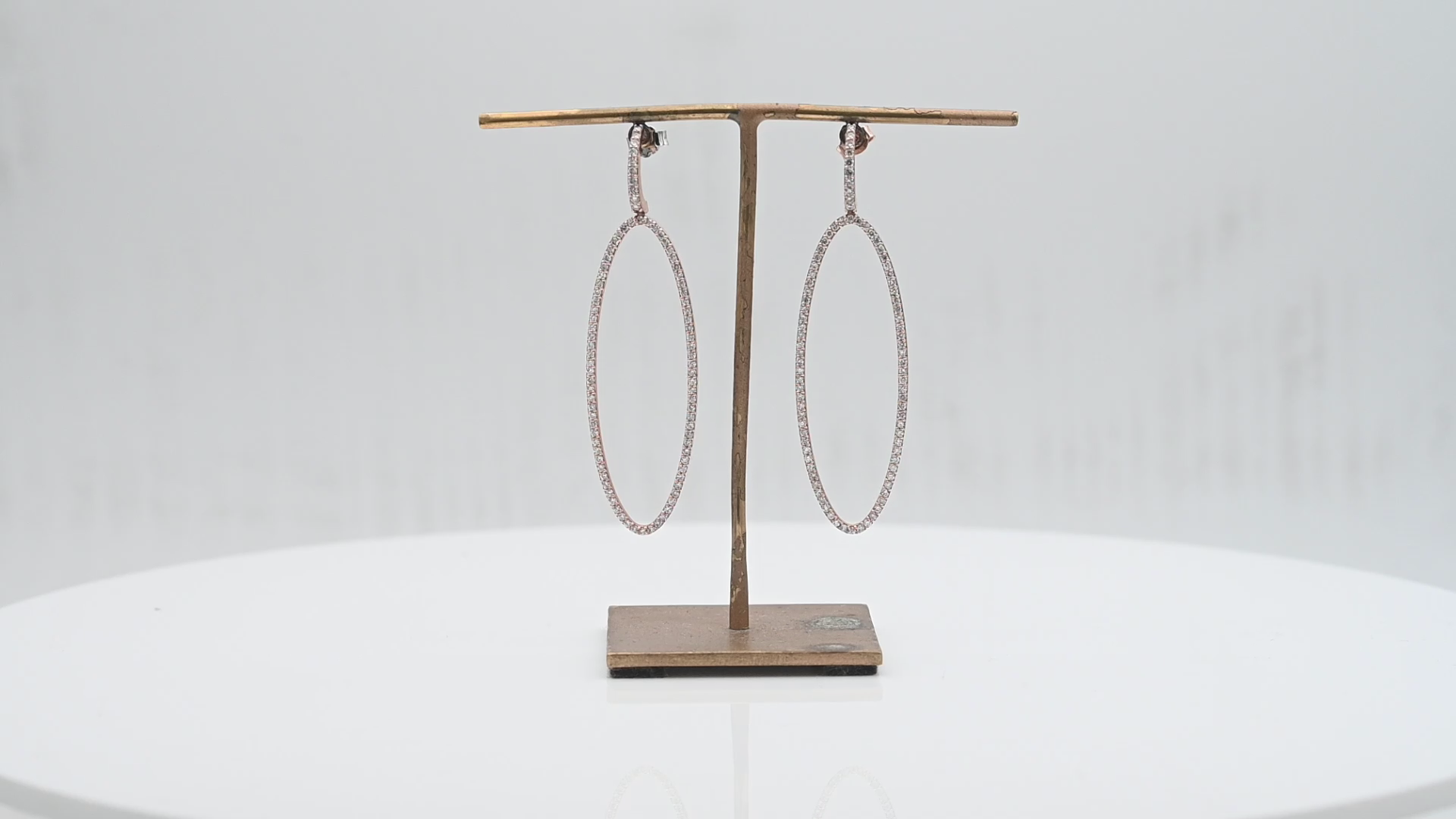 עגילים תלויים בצורת אובל מאורך משובצים יהלומים - מק"ט 51240, זהב 14K