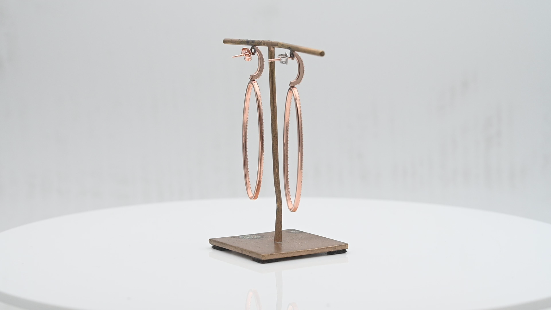 עגילים תלויים בצורת אובל מאורך משובצים יהלומים - מק"ט 51240, זהב 14K