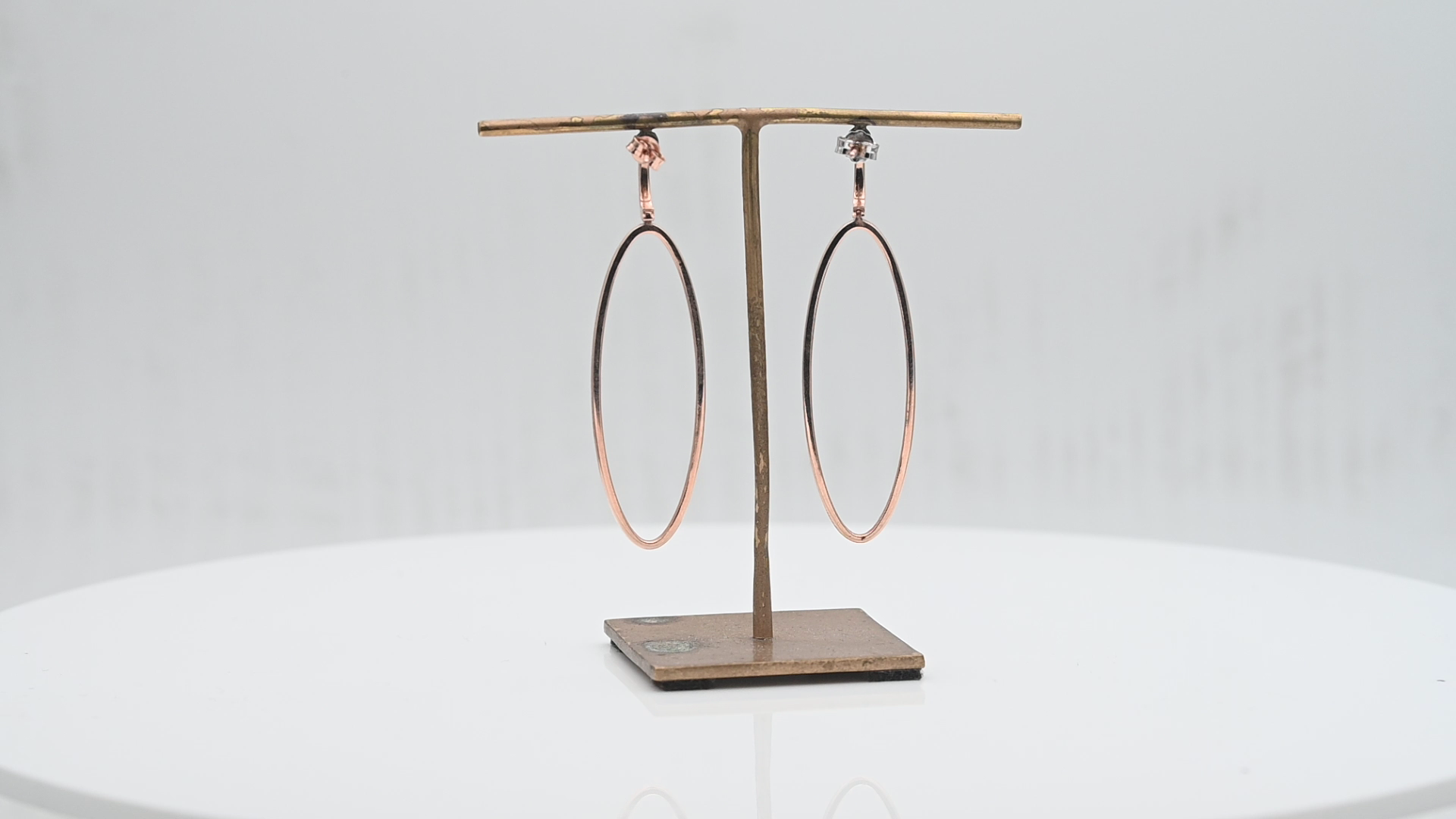 עגילים תלויים בצורת אובל מאורך משובצים יהלומים - מק"ט 51240, זהב 14K