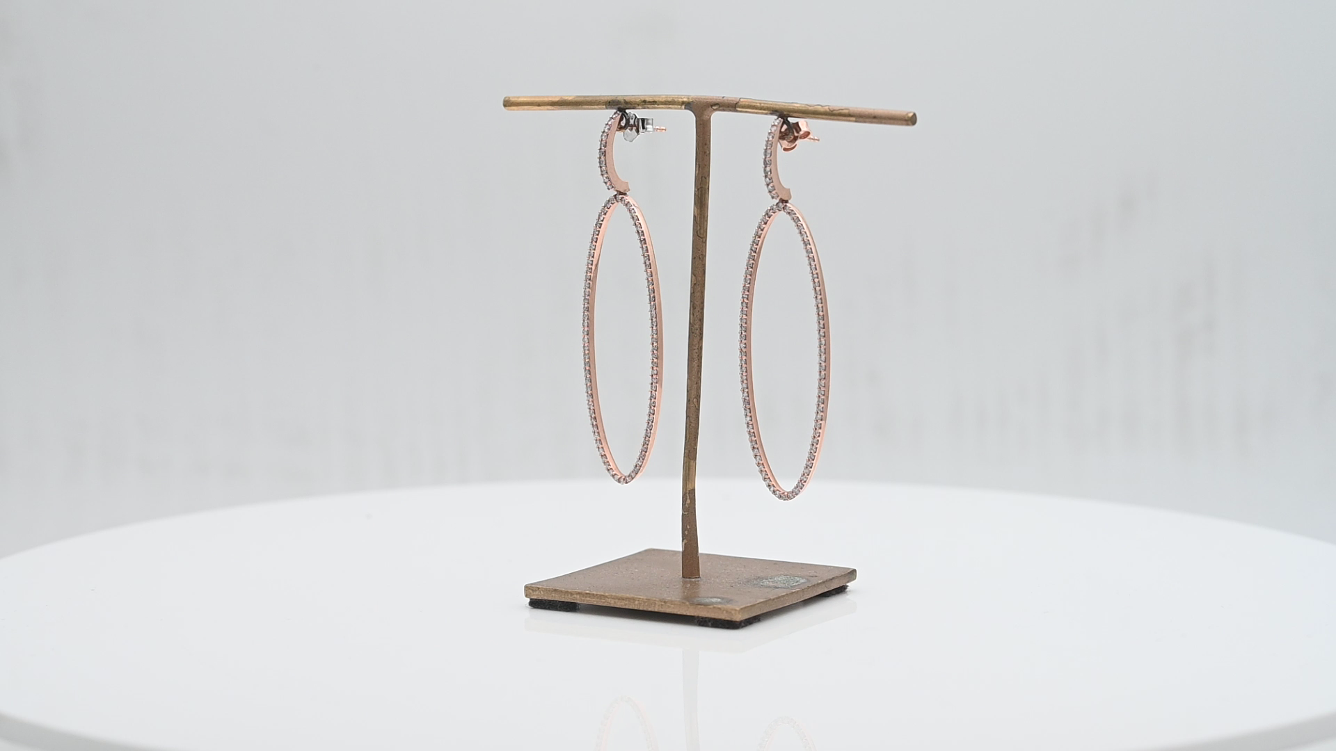 עגילים תלויים בצורת אובל מאורך משובצים יהלומים - מק"ט 51240, זהב 14K