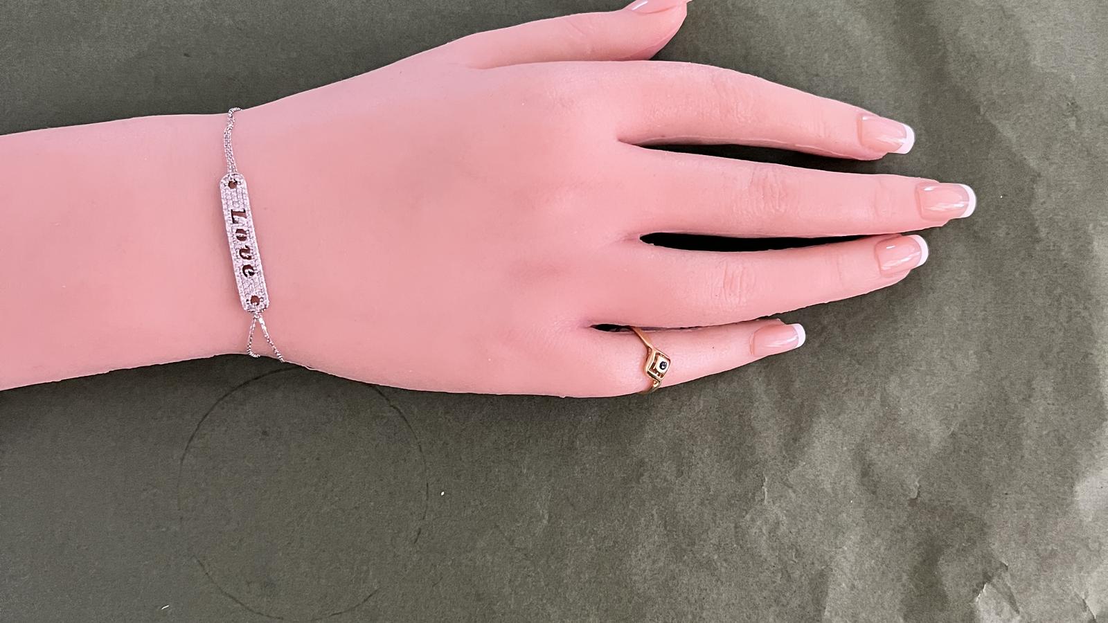 צמיד זהב עדין עם הכיתוב Love משובץ יהלומים  - מק"ט 51256, זהב 14K