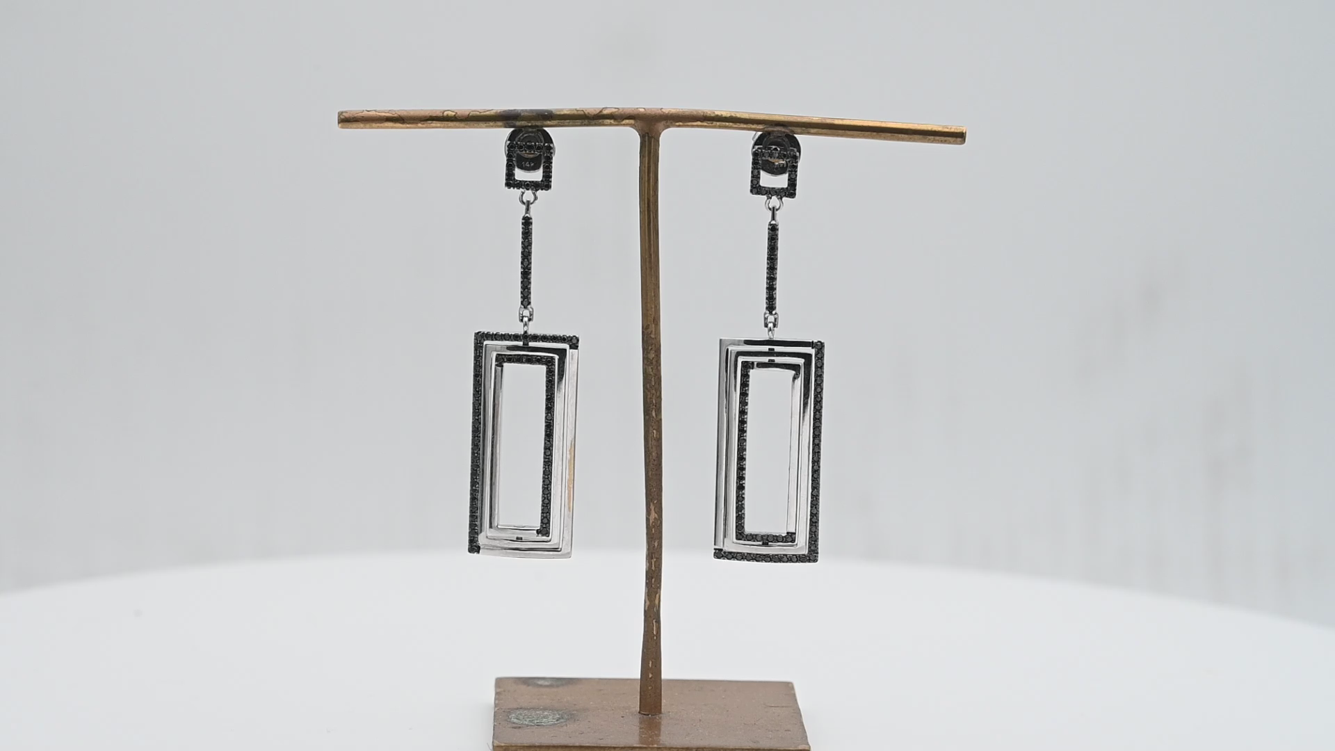 עגילי זהב תלויים, מעוצבים, שלושה מלבנים משובצים יהלומים שחורים - מק"ט 51345, זהב 18K - סוגרים 14K