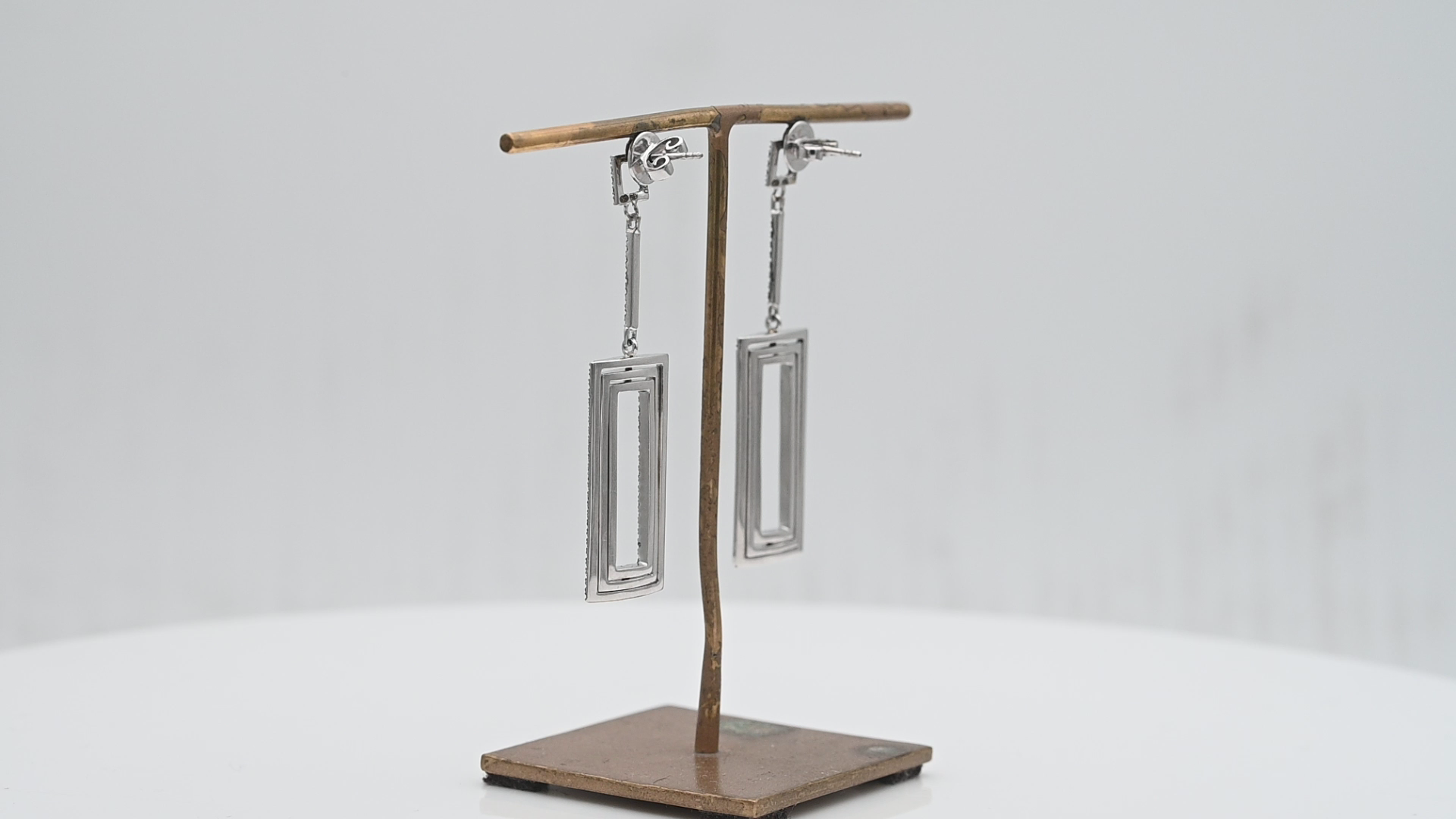 עגילי זהב תלויים, מעוצבים, שלושה מלבנים משובצים יהלומים שחורים - מק"ט 51345, זהב 18K - סוגרים 14K