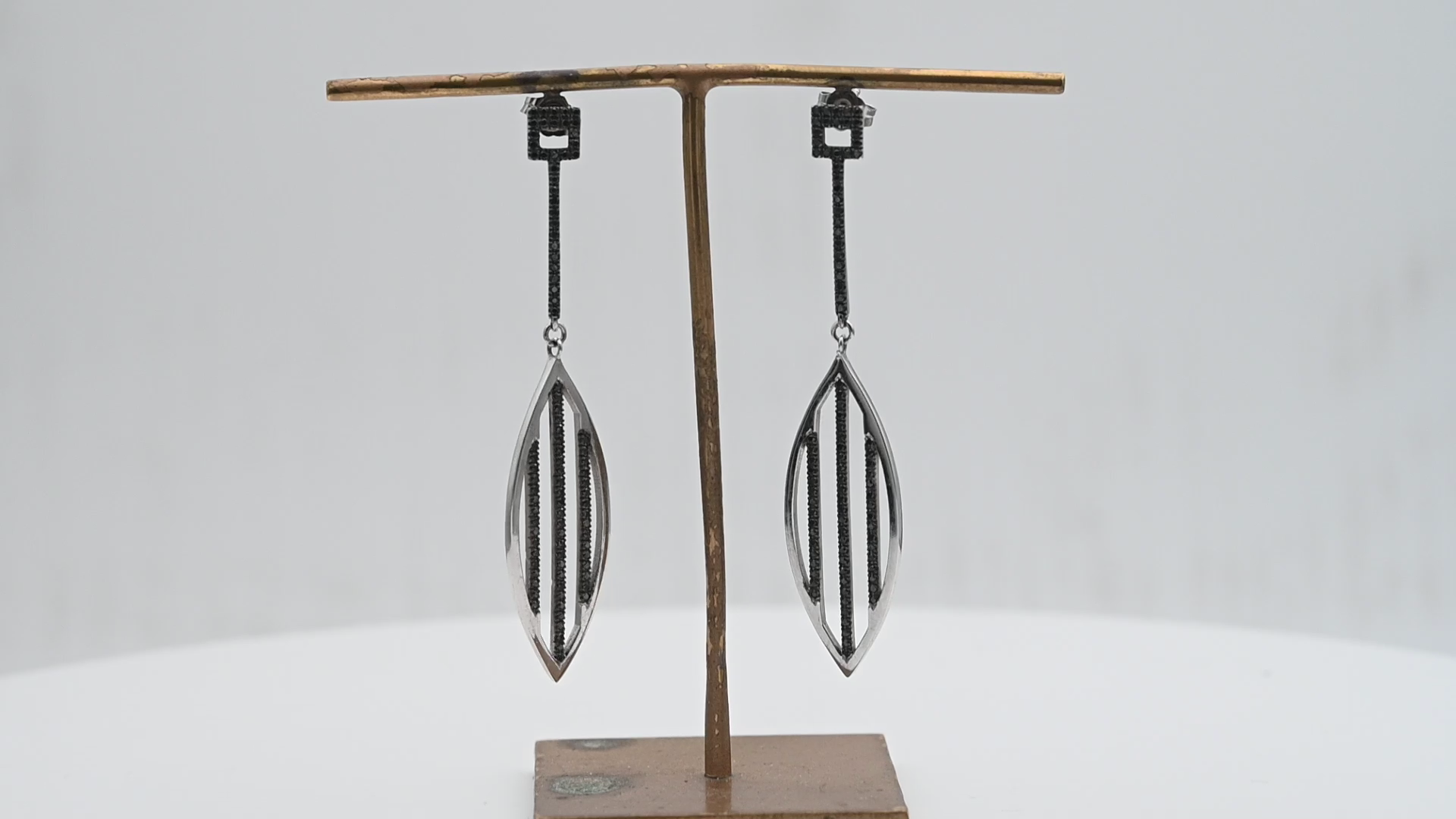 עגילים מעוצבים, תלויים, משובצים יהלומים שחורים - מק"ט 51349, זהב 18K