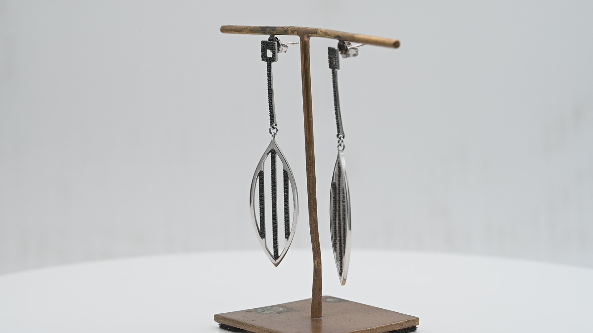 עגילים מעוצבים, תלויים, משובצים יהלומים שחורים - מק"ט 51349, זהב 18K