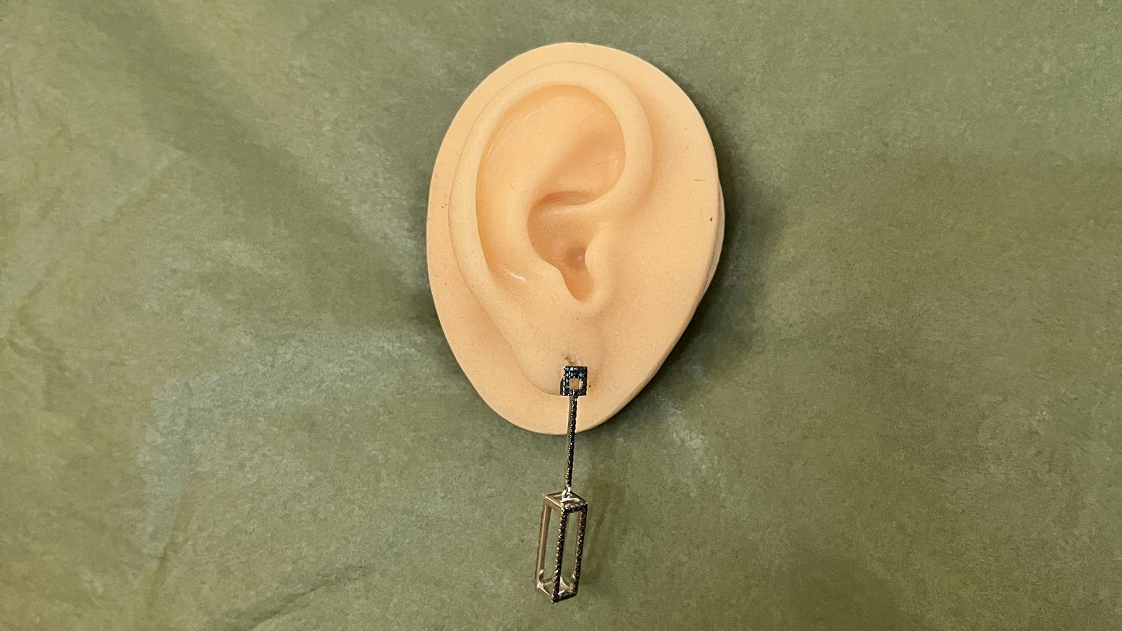 עגילים תלויים מעוצבים בצורה מלבנית, משובצים יהלומים שחורים - מק"ט 51350, זהב 18K