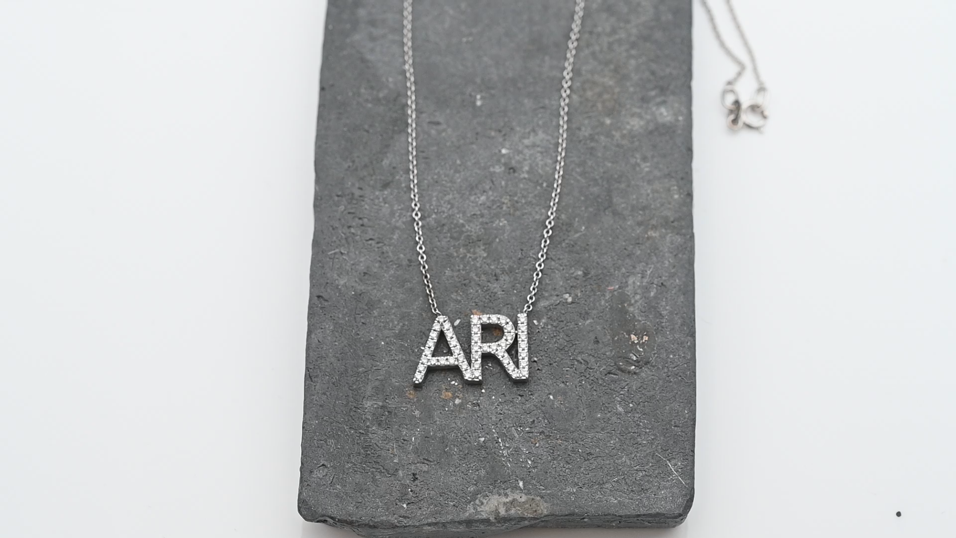 תליון עם הכיתוב ARI משובץ יהלומים, כולל שרשרת - מק"ט 51459, זהב 14K