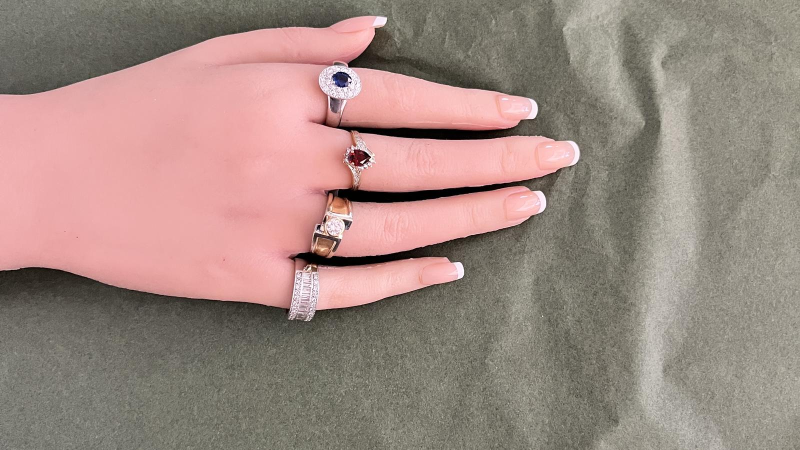 טבעת וינטג' חצי איטרניטי משובצת יהלומים בחיתוך בגט ועגול - מק"ט 14927, זהב 14K