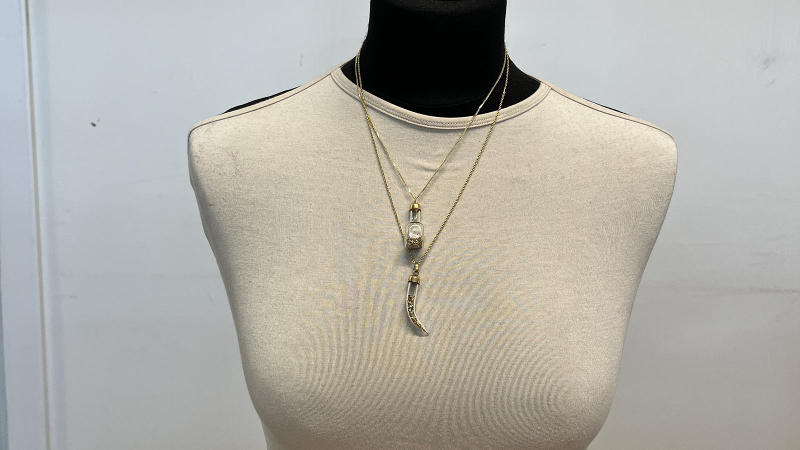 תליון שן פיל מזכוכית עם חתיכות זהב בתוכה באורך 4.5 ס"מ, ללא שרשרת - מק"ט 51634, זהב 10K