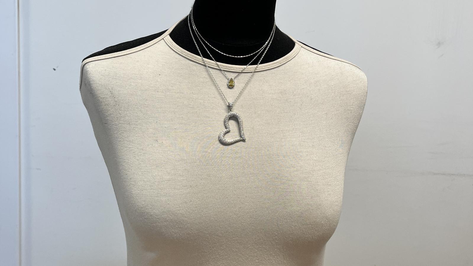 תליון טיפה משובץ יהלומים, יהלום מרכזי בחיתוך טיפה במשקל 1.28 קראט עם תעודת GIA - מק"ט 15276, זהב 14K