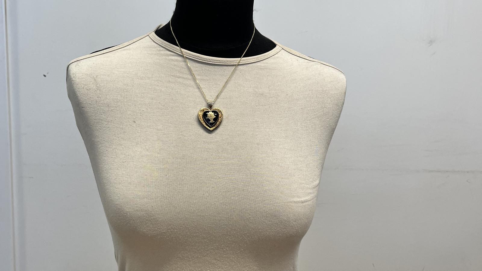 תליון לוקט לב עם חריטות בעבודת יד, משובץ אוניקס ועליו זר פרחים, ללא שרשרת. אוניקס סדוק - מק"ט 51674, זהב 14K