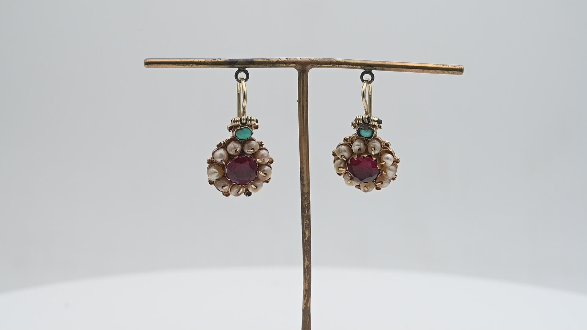 עגילים בוכרים תלויים משובצים אבני טורקיז, קורונדום אדום ופנינים - מק"ט 51733, זהב 18-21K