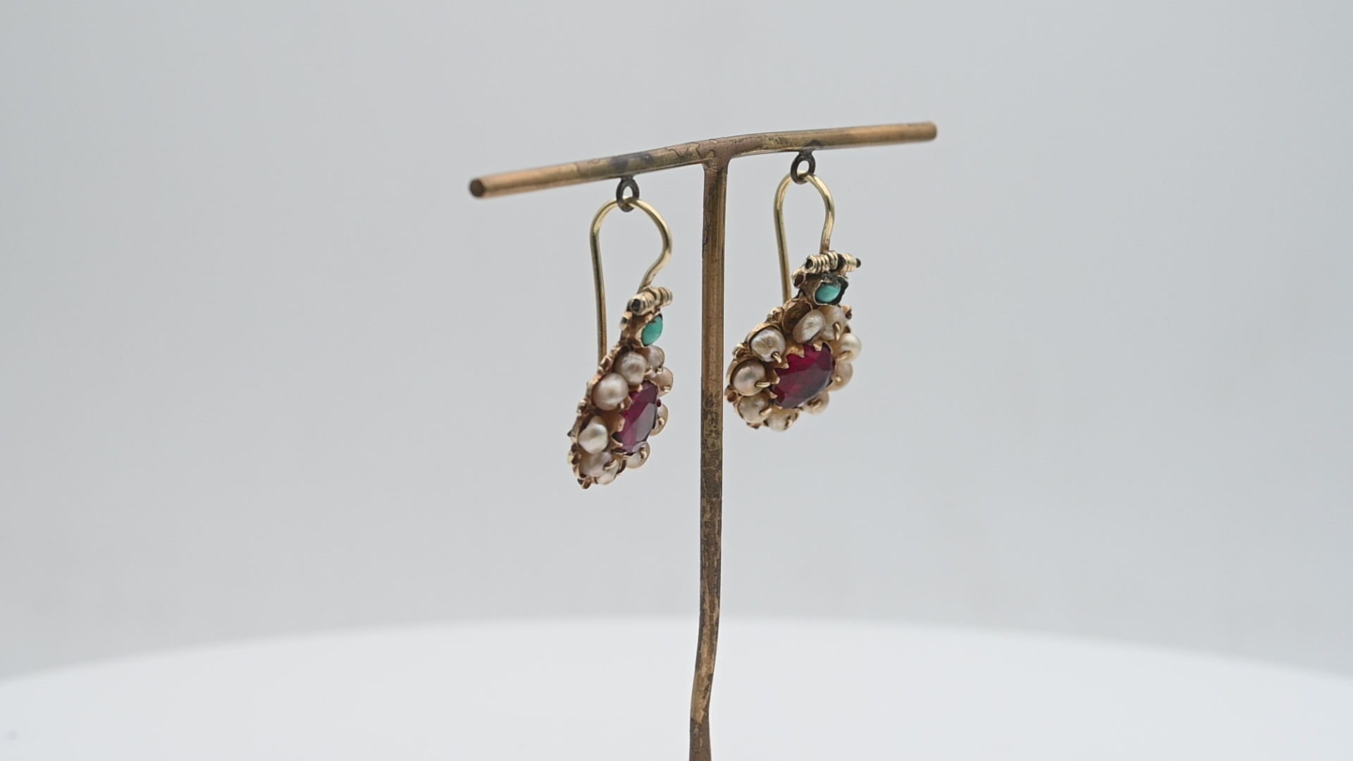 עגילים בוכרים תלויים משובצים אבני טורקיז, קורונדום אדום ופנינים - מק"ט 51733, זהב 18-21K