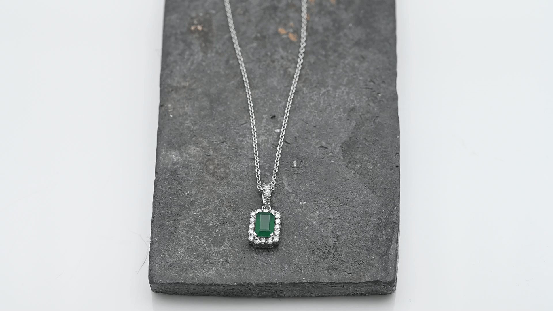 תליון משובץ אבן אגת ירוקה ויהלומים, זהב 14K, תליון כולל שרשרת - מק"ט 60101