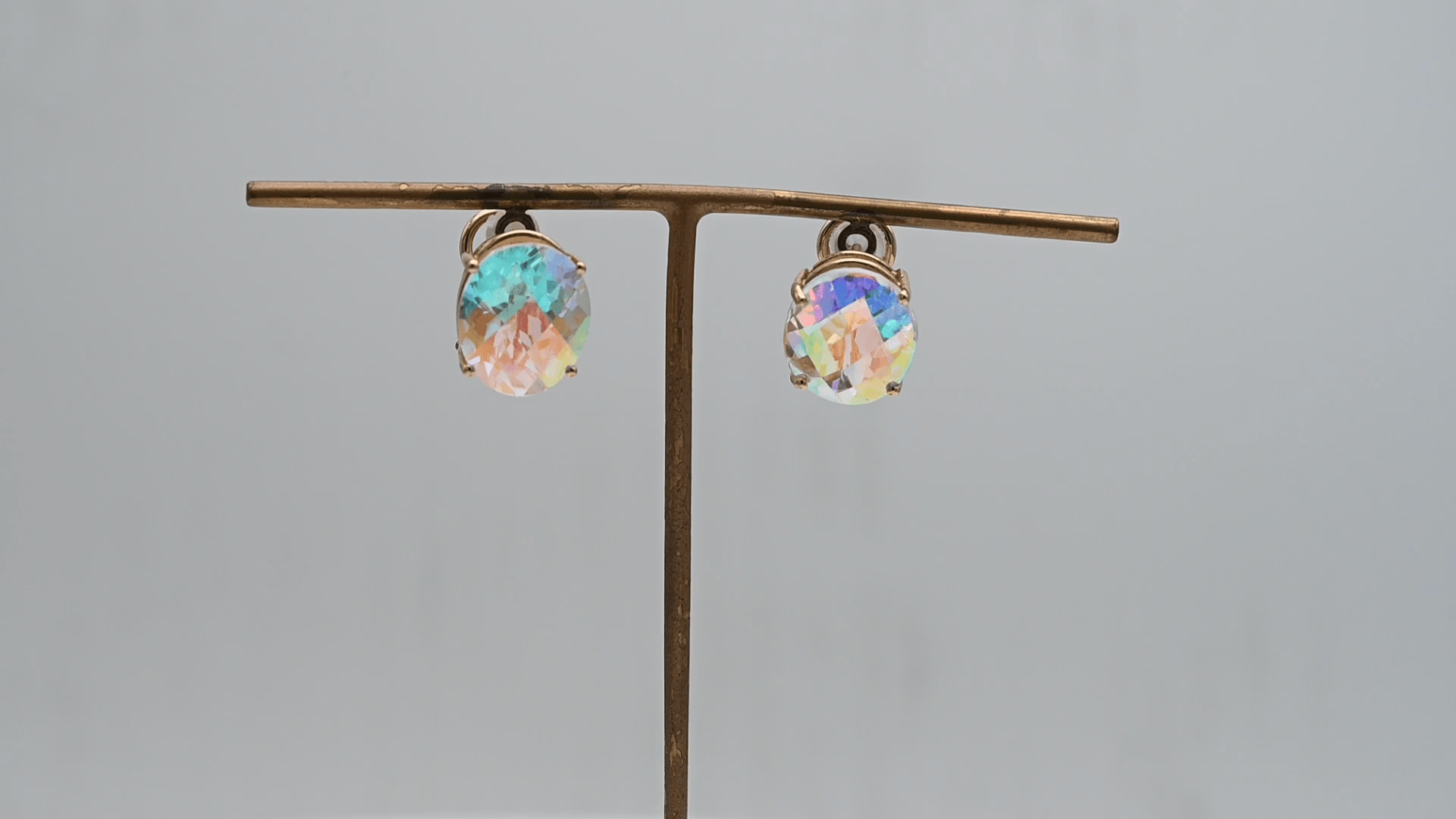 עגילים צמודים משובצים קריסטל, זהב 9-14K - מק"ט 60122