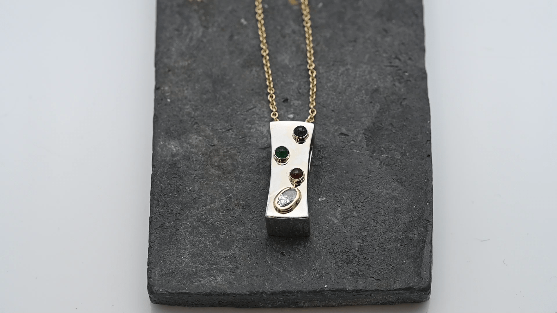 תליון וינטאג מלבני משובץ רובי, ספיר, אמרלד ויהלום, זהב 14K - ללא שרשרת - מק"ט 60142