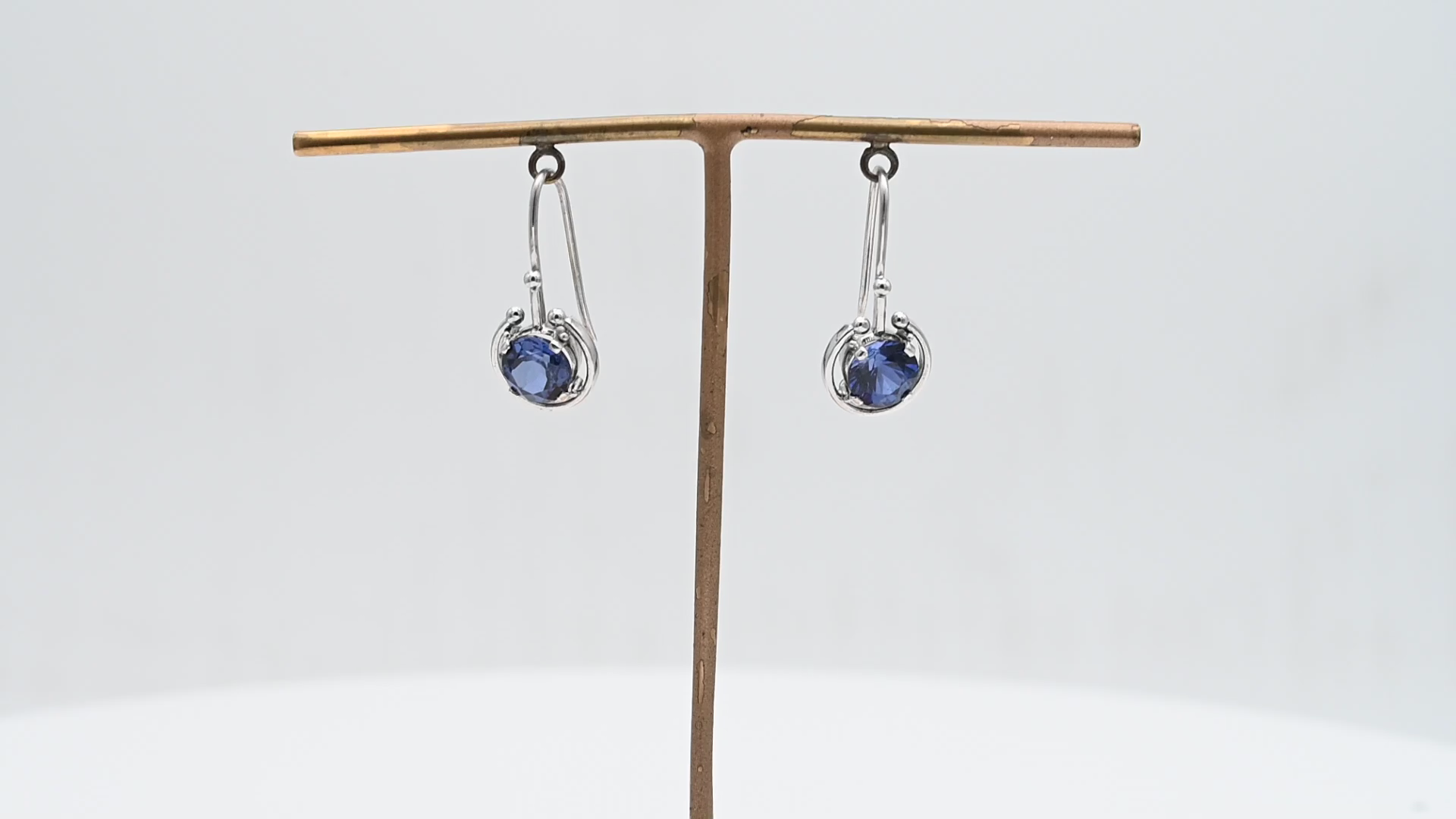 עגילי וינטאג תלויים משובצים קורונדום כחול, זהב 18K - מק"ט 60296