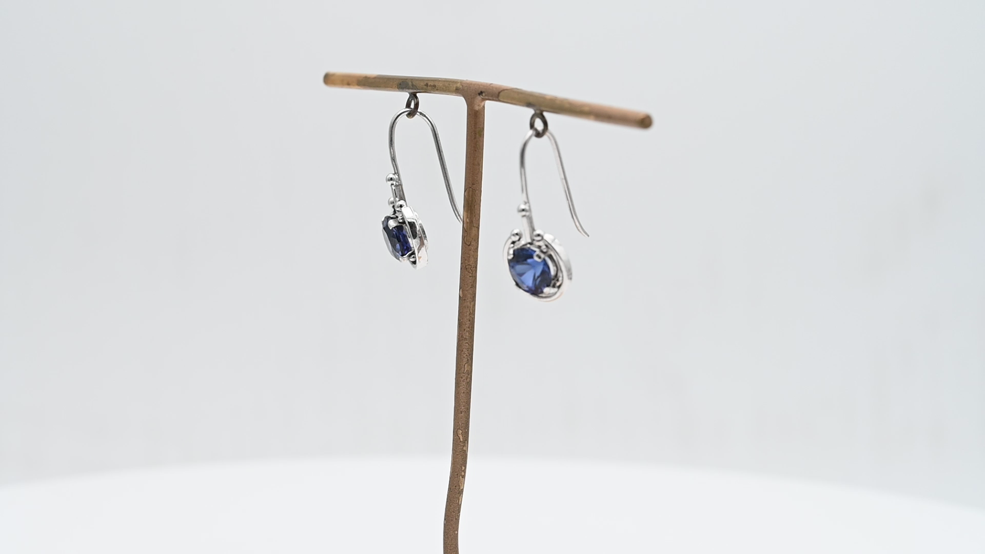 עגילי וינטאג תלויים משובצים קורונדום כחול, זהב 18K - מק"ט 60296