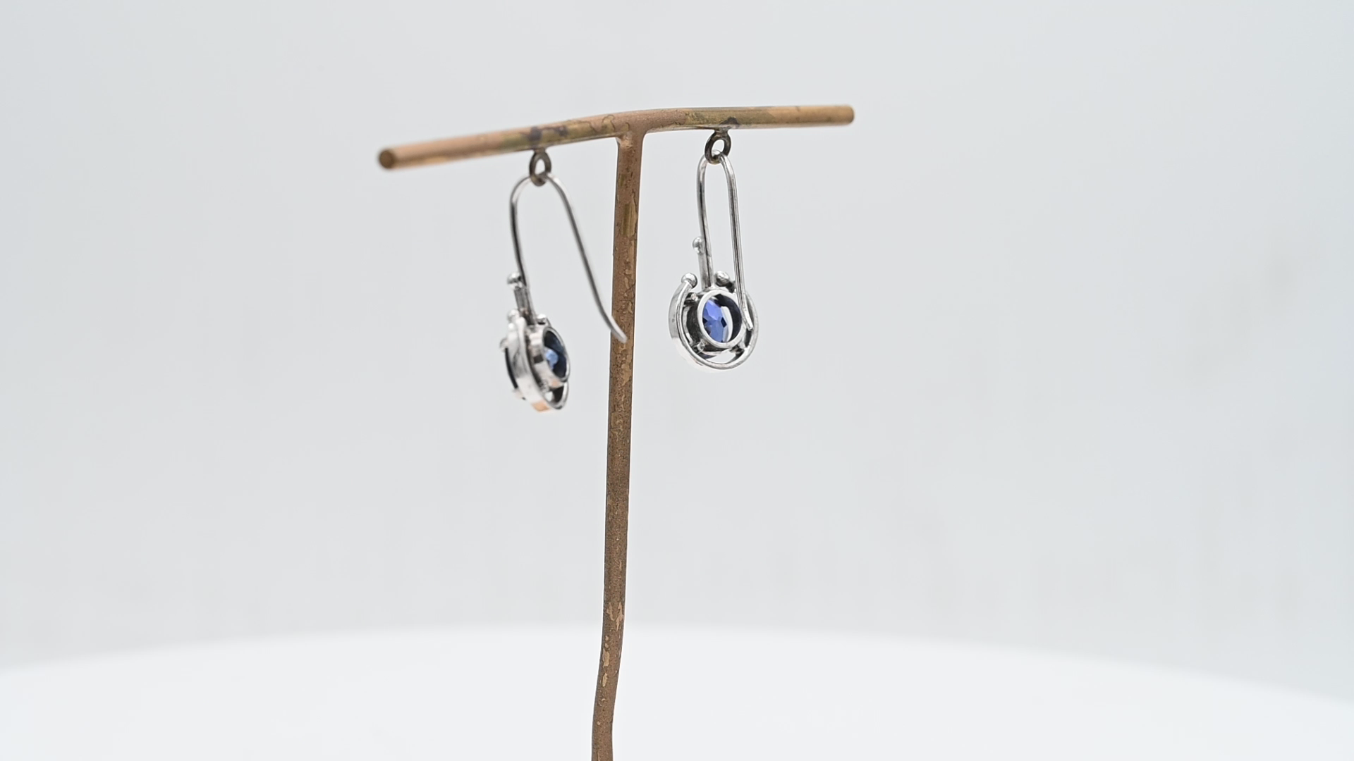 עגילי וינטאג תלויים משובצים קורונדום כחול, זהב 18K - מק"ט 60296